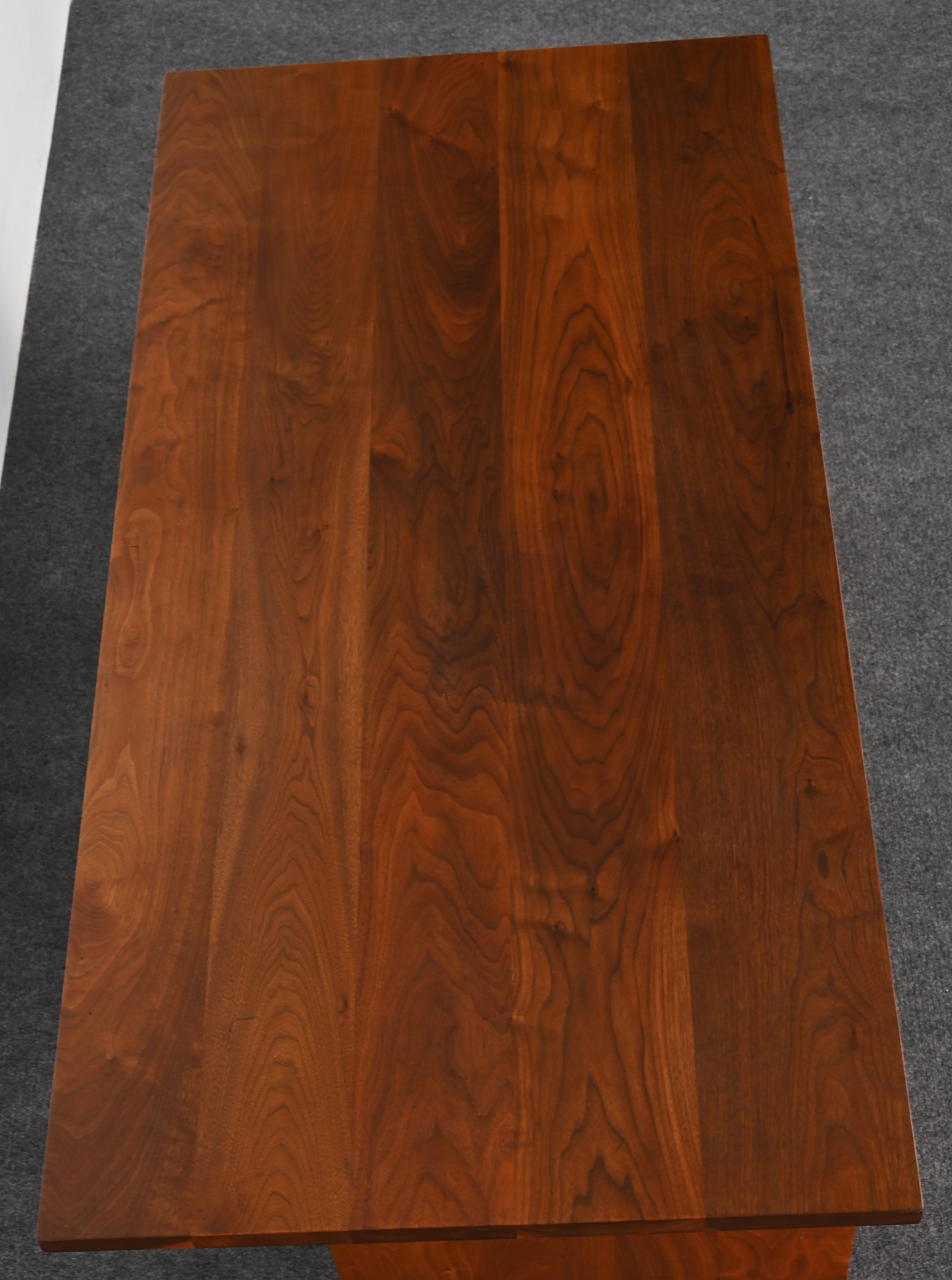 George Nakashima Scrivania a due piedistalli in noce con sedia da capitano 1961 in vendita 4