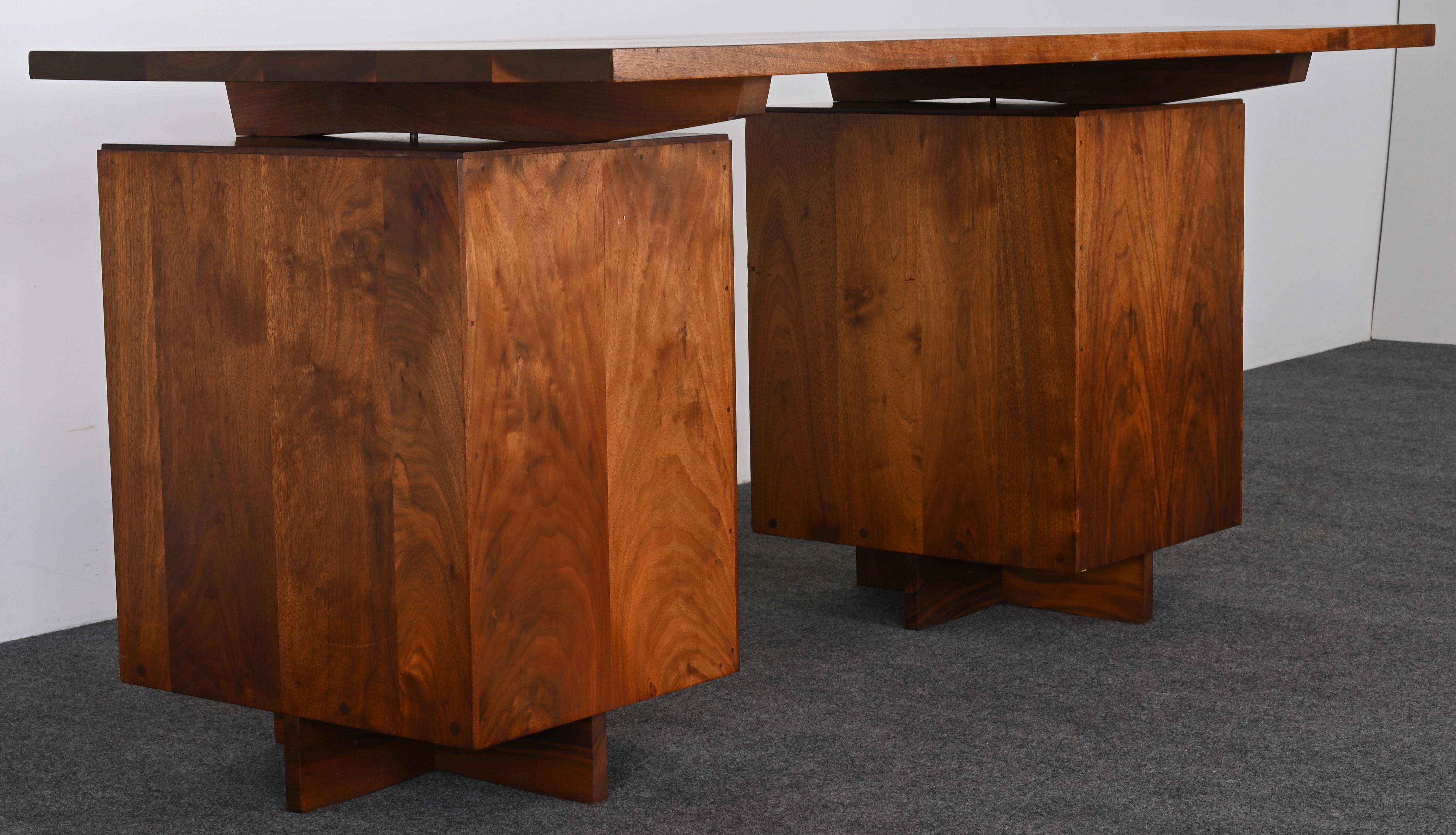 George Nakashima Scrivania a due piedistalli in noce con sedia da capitano 1961 in vendita 5