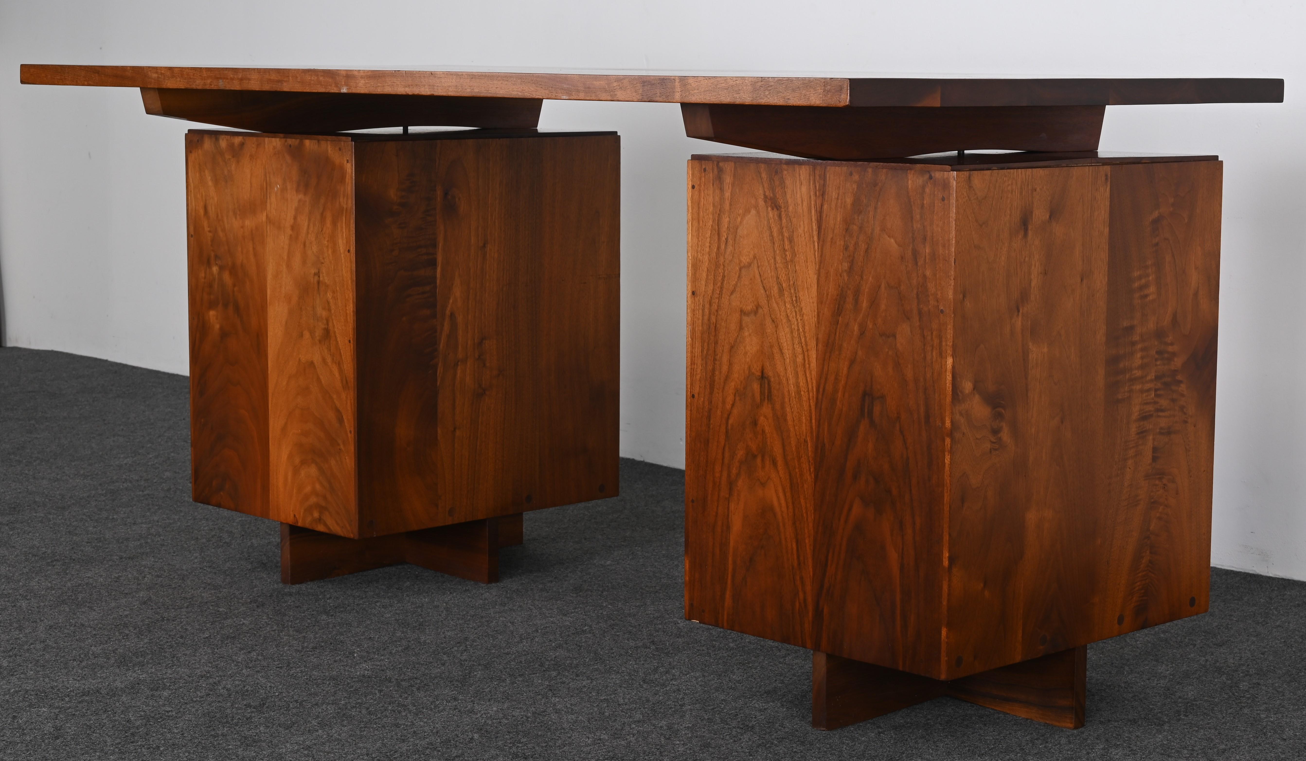 George Nakashima Scrivania a due piedistalli in noce con sedia da capitano 1961 in vendita 6