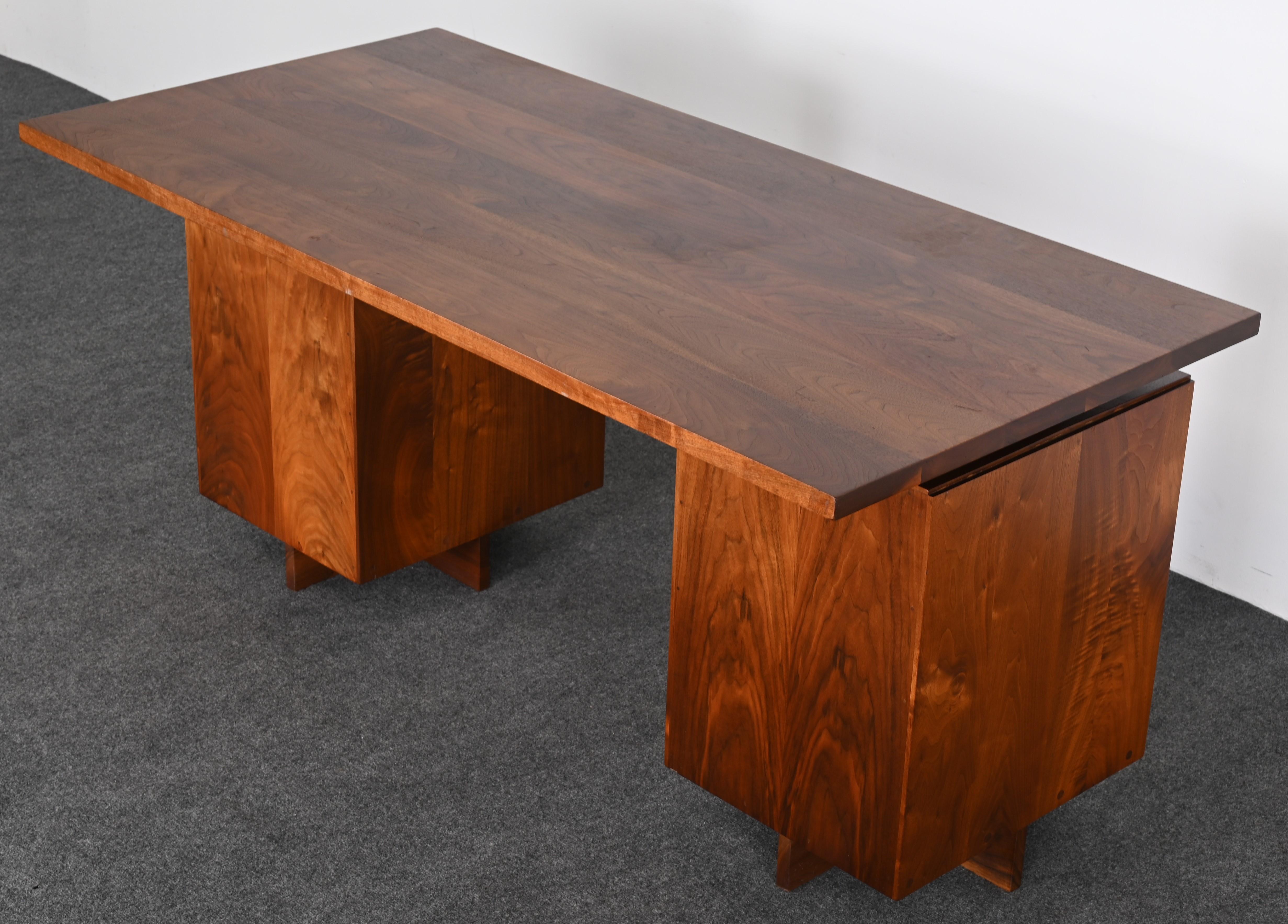 George Nakashima Scrivania a due piedistalli in noce con sedia da capitano 1961 in vendita 7