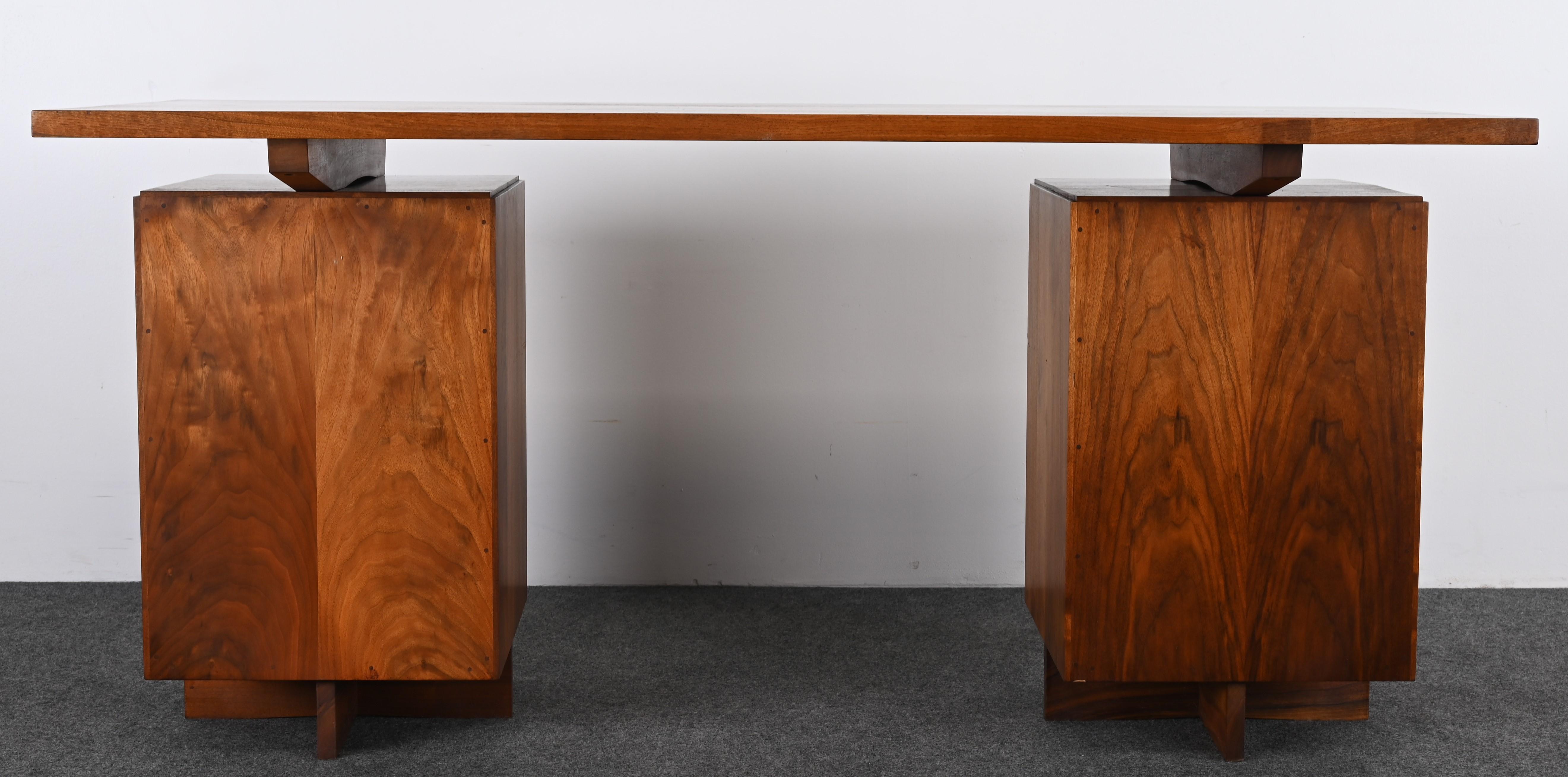 George Nakashima Scrivania a due piedistalli in noce con sedia da capitano 1961 in vendita 8