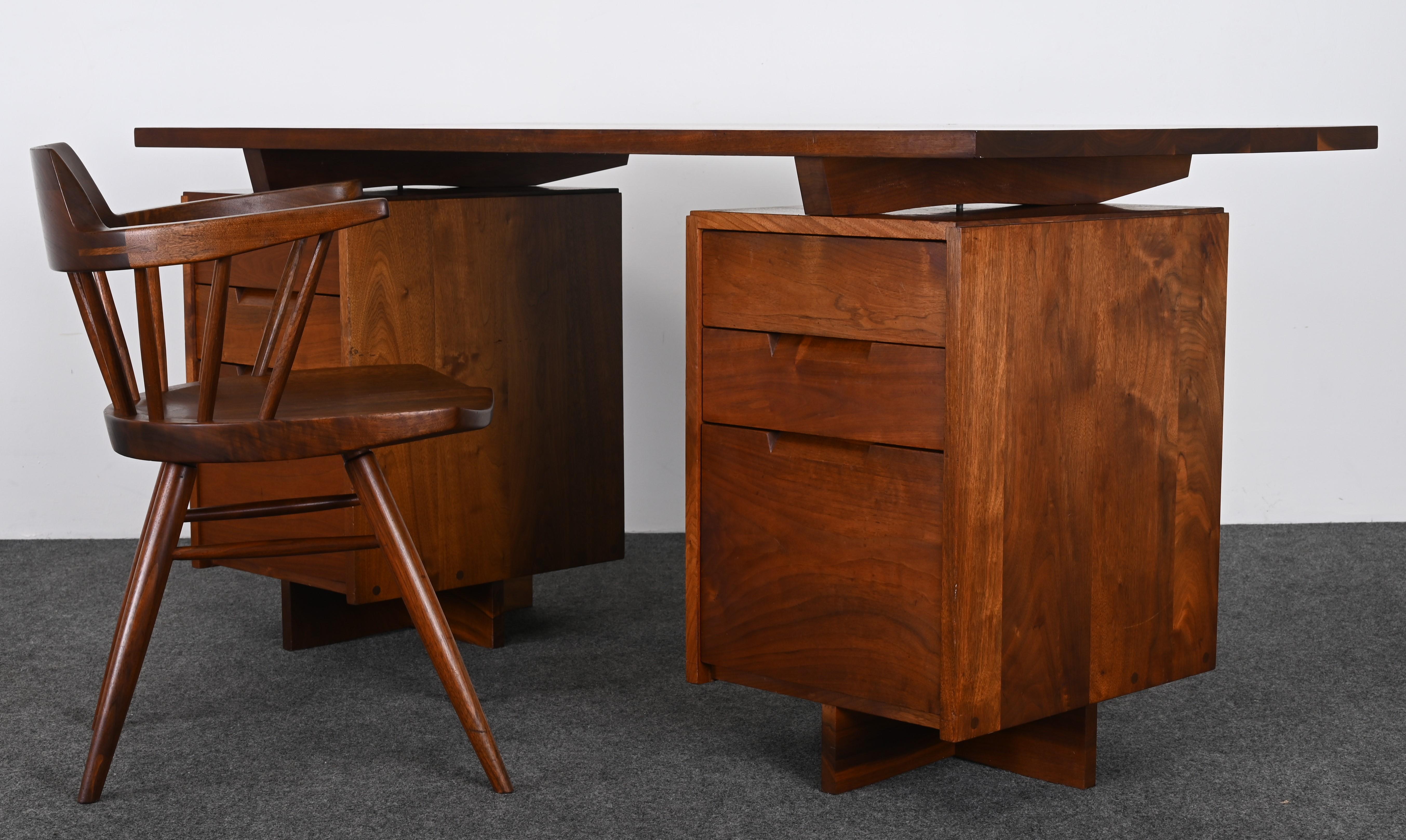 George Nakashima Scrivania a due piedistalli in noce con sedia da capitano 1961 in vendita 9