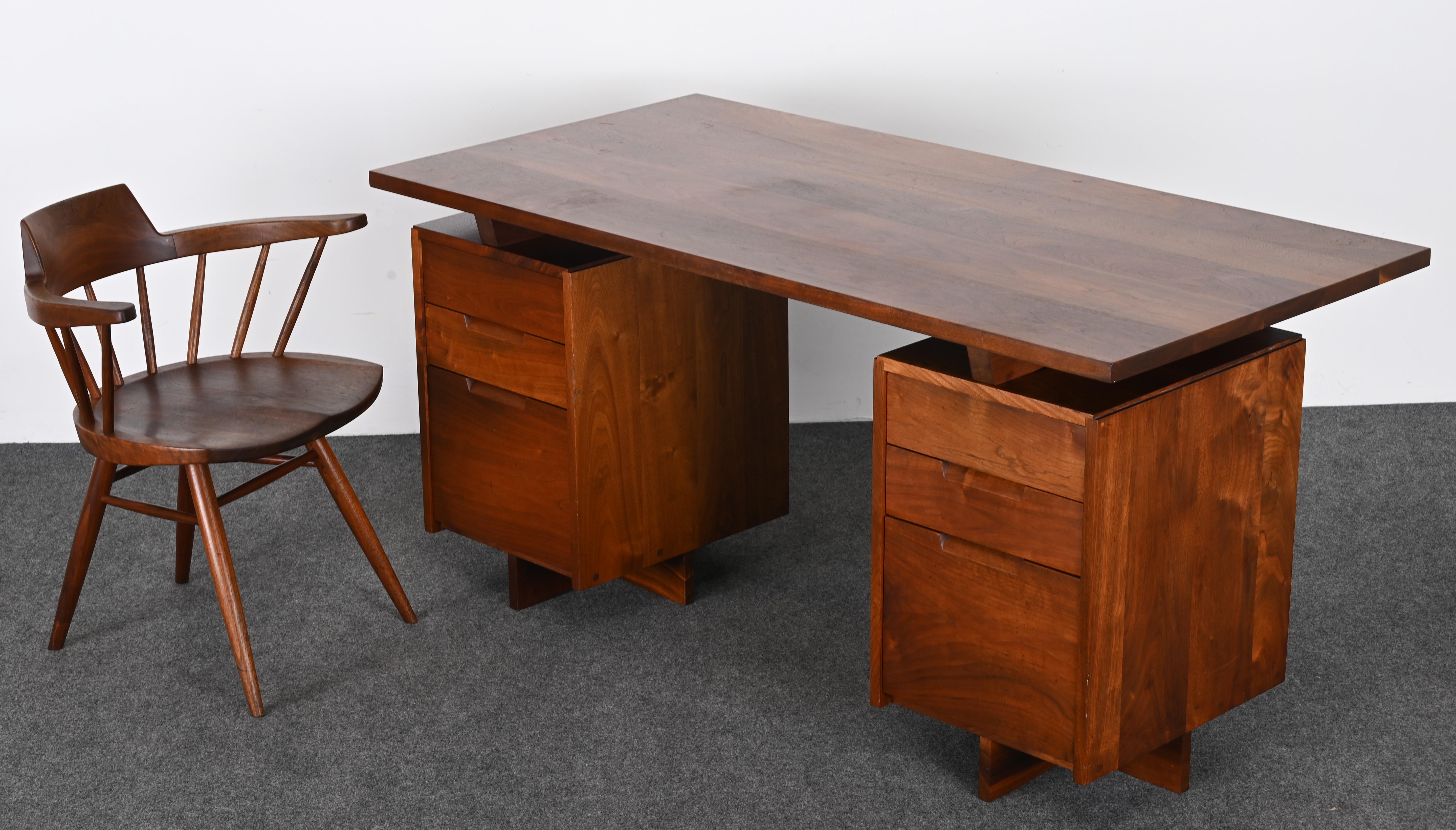 George Nakashima Scrivania a due piedistalli in noce con sedia da capitano 1961 in vendita 10