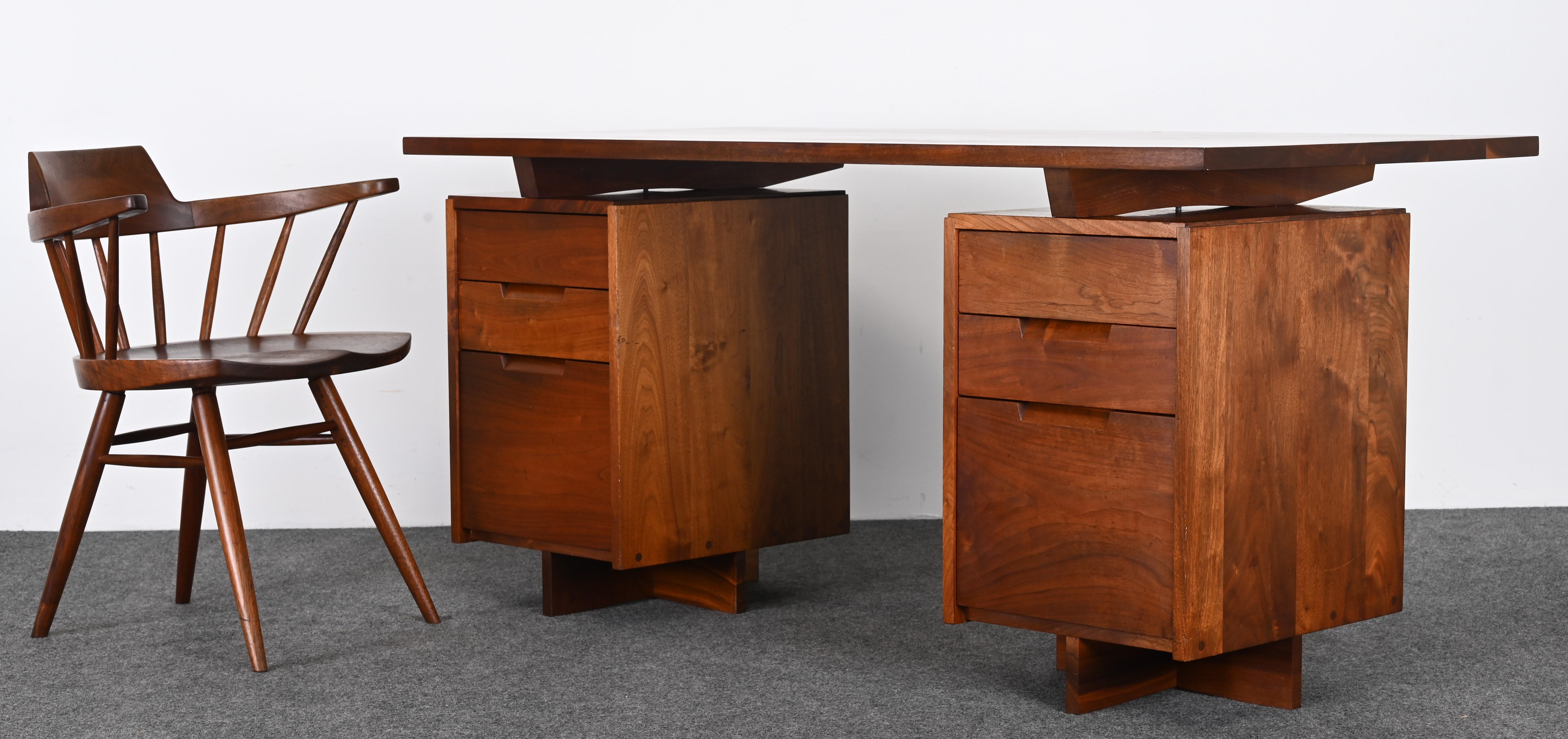 George Nakashima Scrivania a due piedistalli in noce con sedia da capitano 1961 in vendita 11