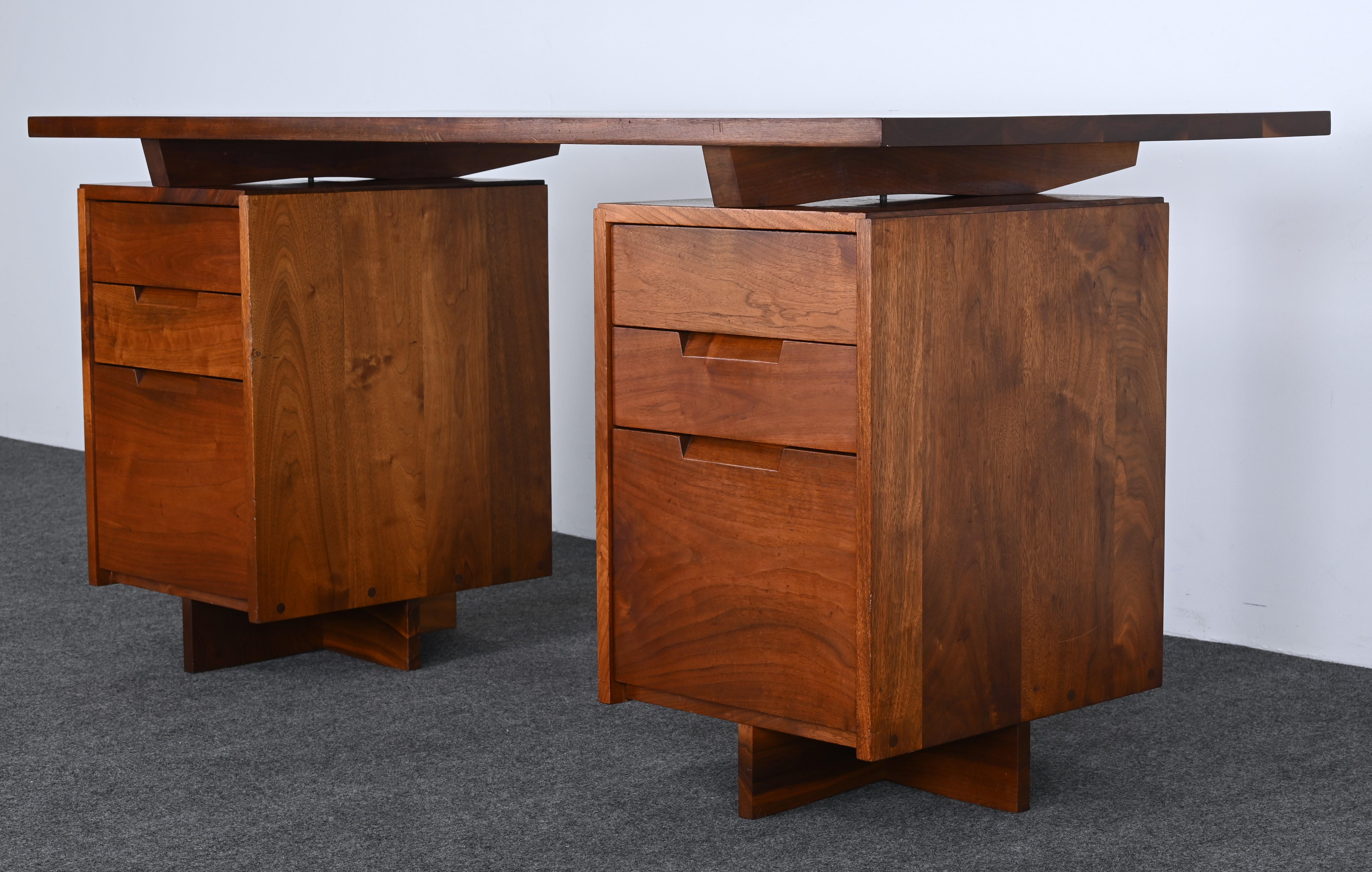 Mid-Century moderno George Nakashima Scrivania a due piedistalli in noce con sedia da capitano 1961 in vendita