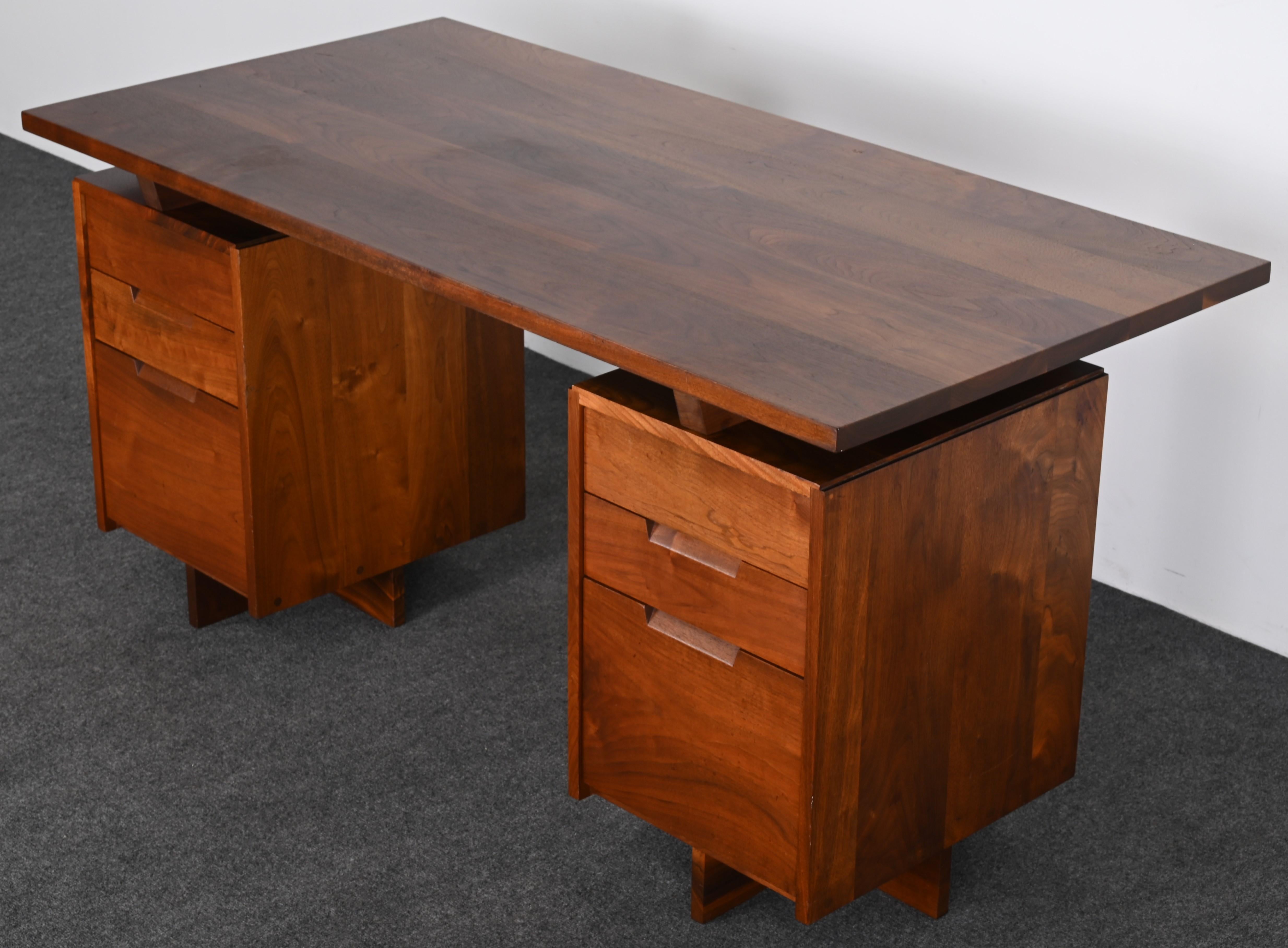Americano George Nakashima Scrivania a due piedistalli in noce con sedia da capitano 1961 in vendita