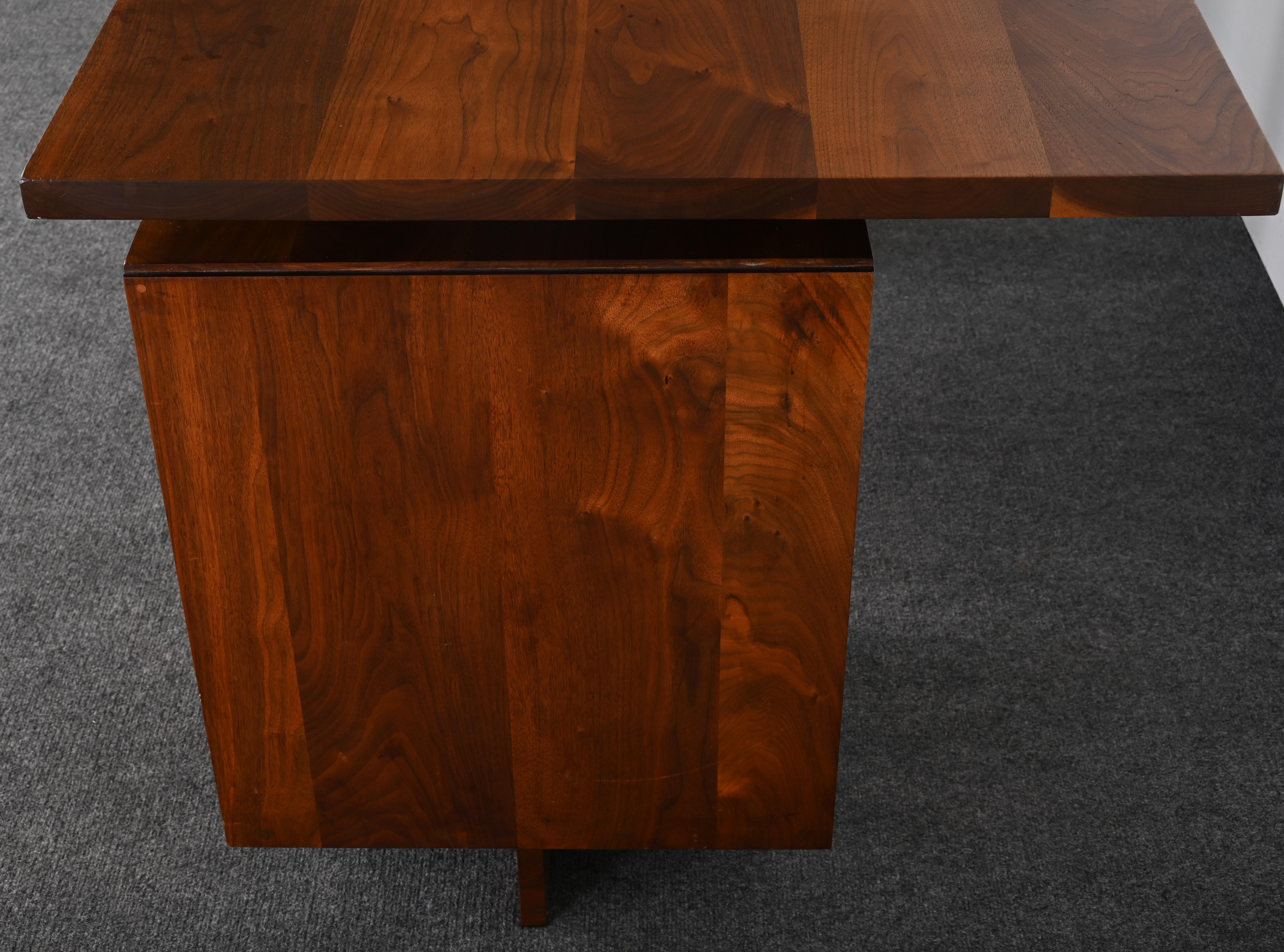 Fatto a mano George Nakashima Scrivania a due piedistalli in noce con sedia da capitano 1961 in vendita