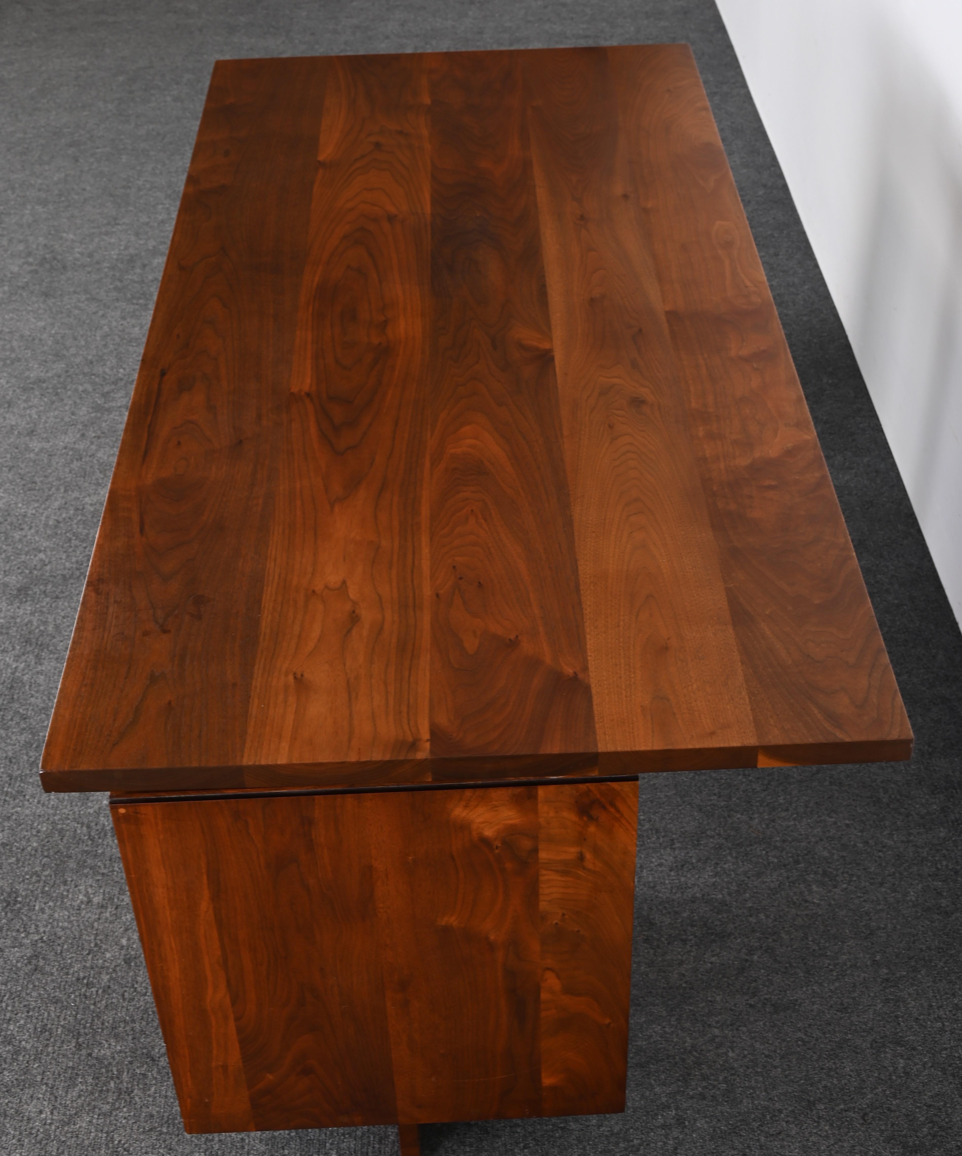 George Nakashima Scrivania a due piedistalli in noce con sedia da capitano 1961 In condizioni buone in vendita a Hamburg, PA