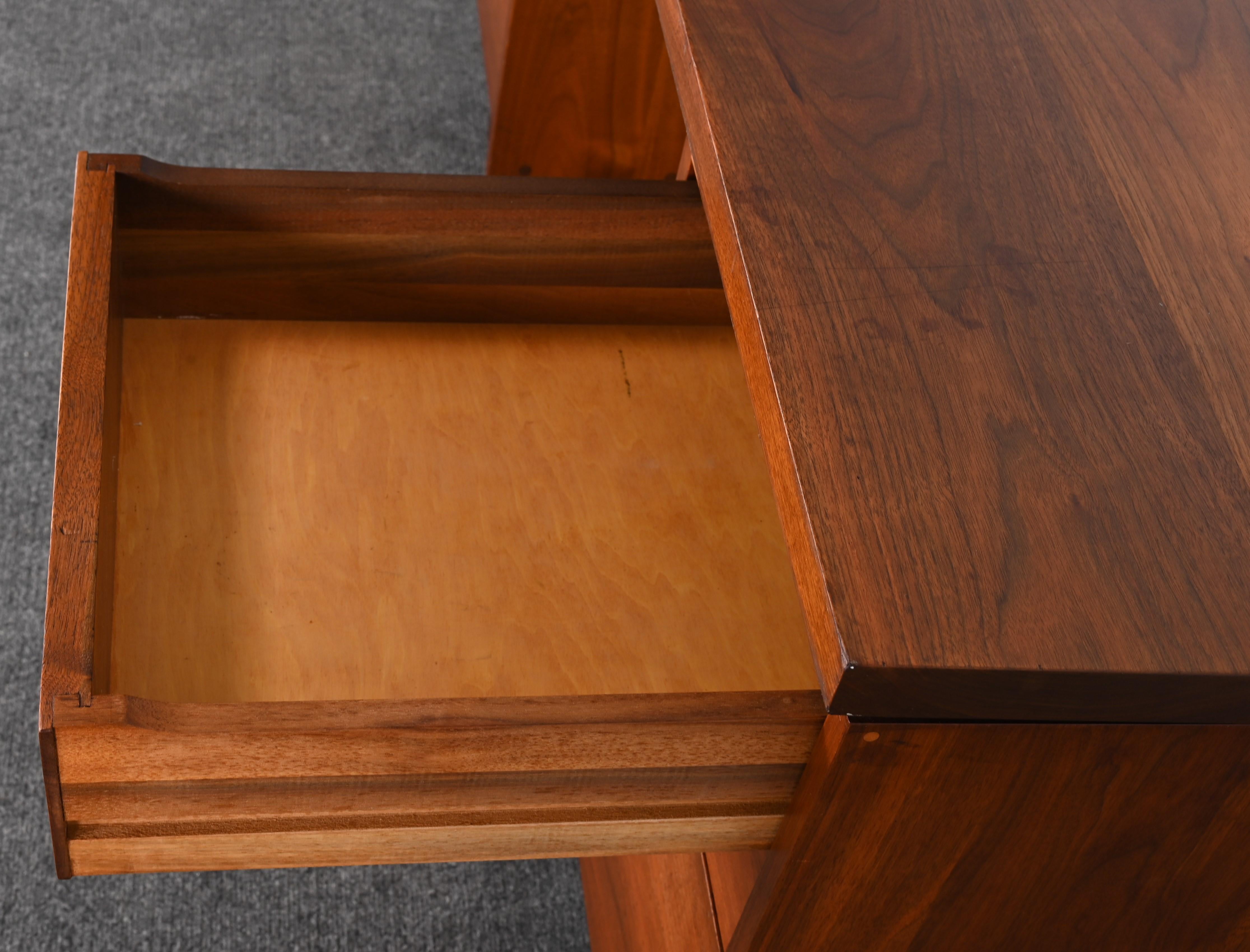 XX secolo George Nakashima Scrivania a due piedistalli in noce con sedia da capitano 1961 in vendita