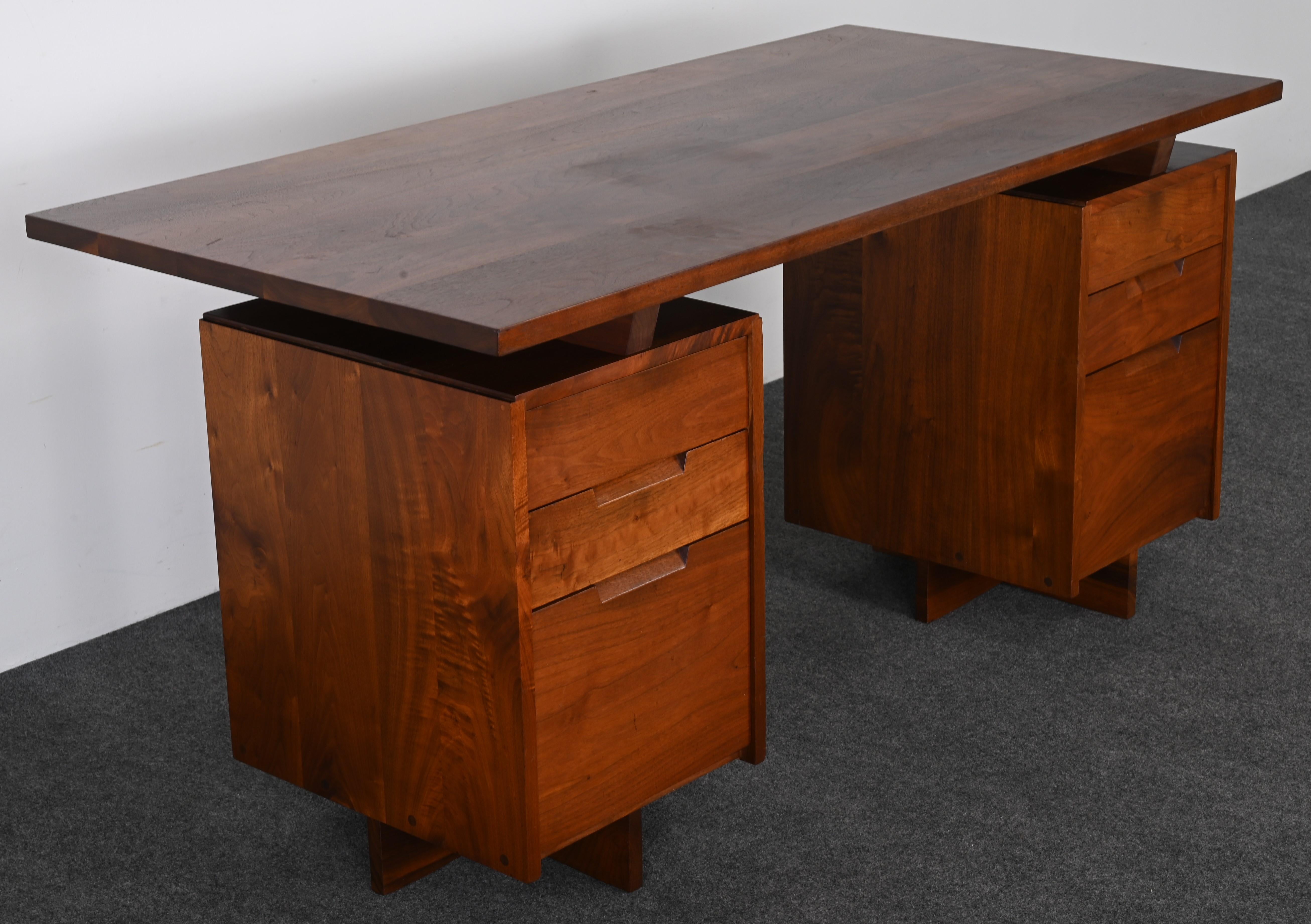 George Nakashima Scrivania a due piedistalli in noce con sedia da capitano 1961 in vendita 1