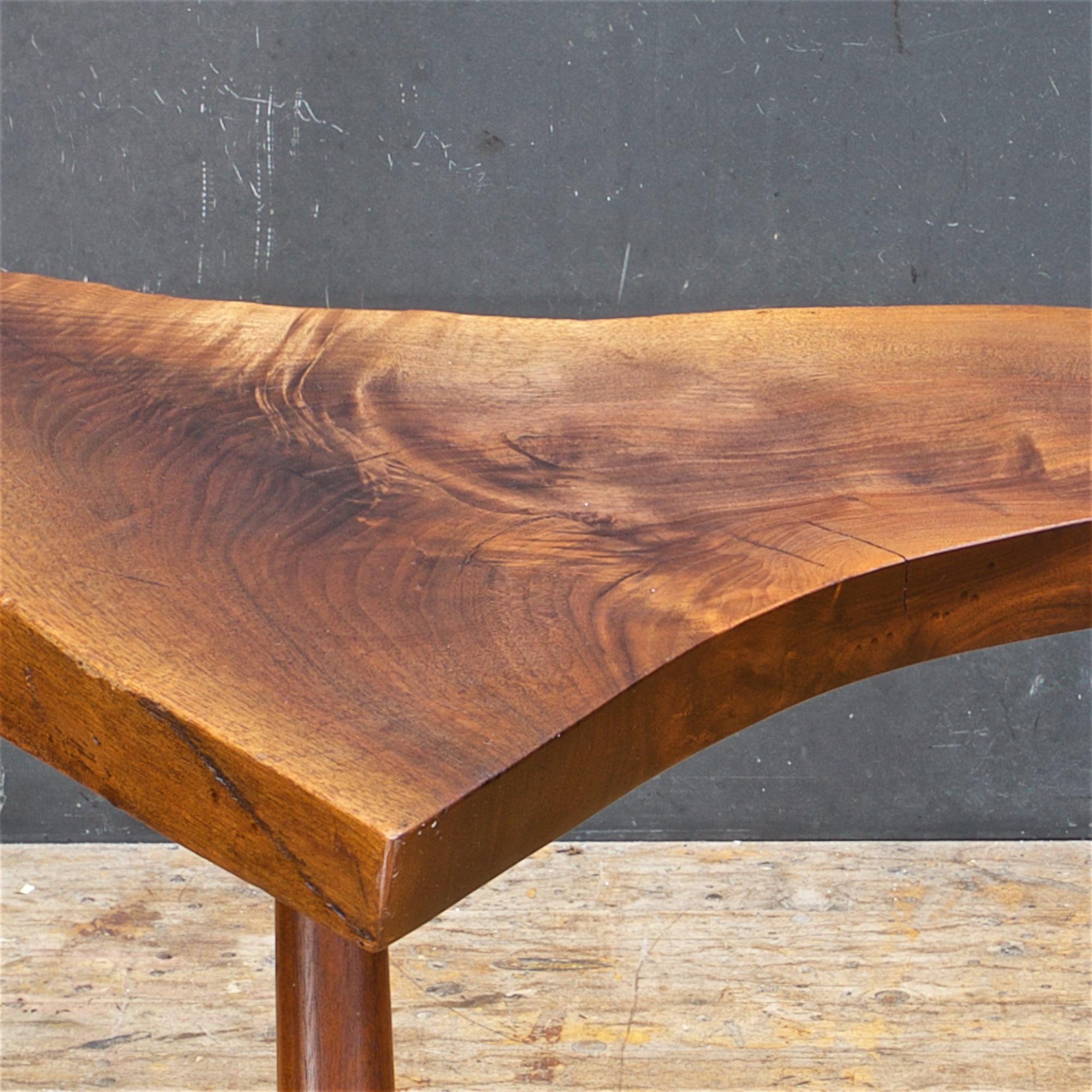 1950s George Nakashima English Walnut Shark Tooth Live Free Edge Table Wepman In Fair Condition For Sale In Hyattsville, MD