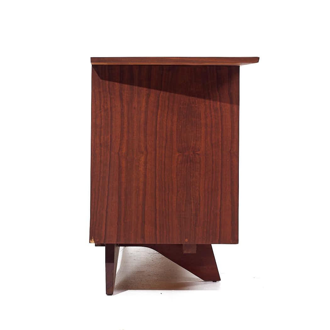 George Nakashima Widdicomb Model 205 MCM Walnut and Carpathian Elm Sideboard In Good Condition For Sale In Countryside, IL