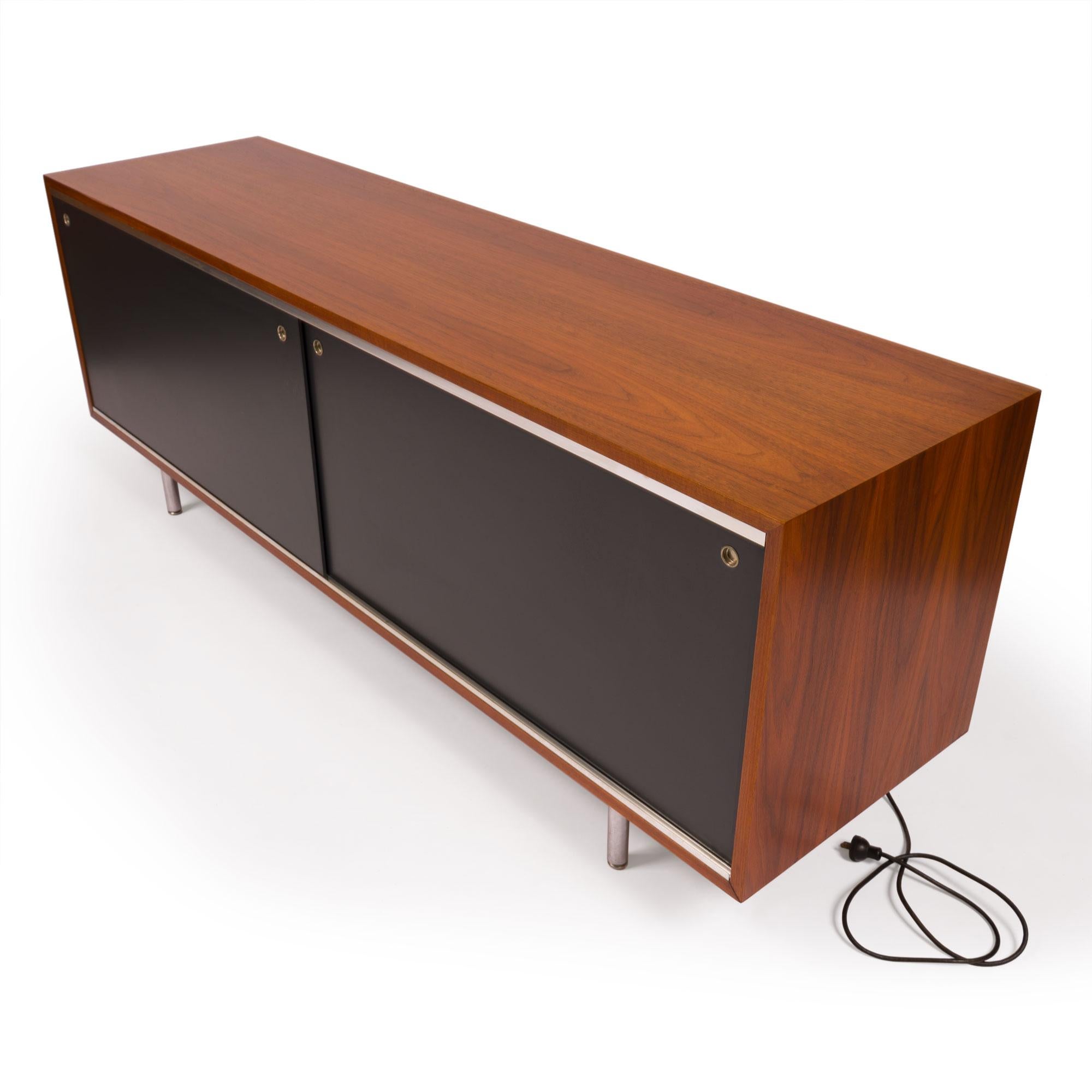 Credenza George Nelson 8000 Executive Series para Herman Miller en nogal en venta 3