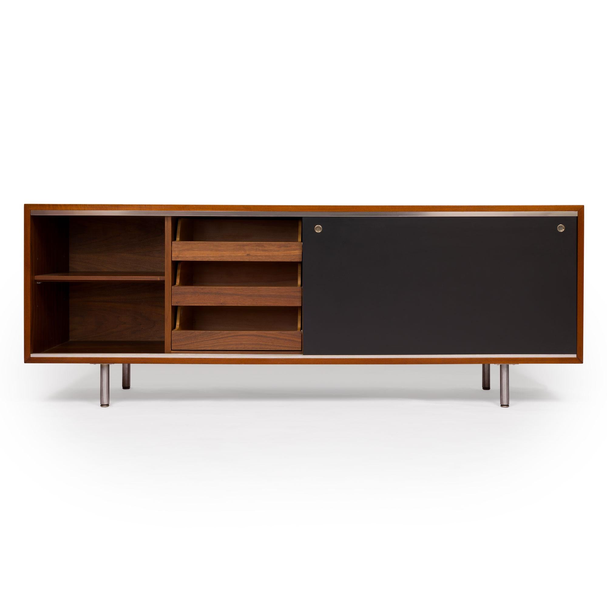 Credenza George Nelson 8000 Executive Series para Herman Miller en nogal Moderno de mediados de siglo en venta