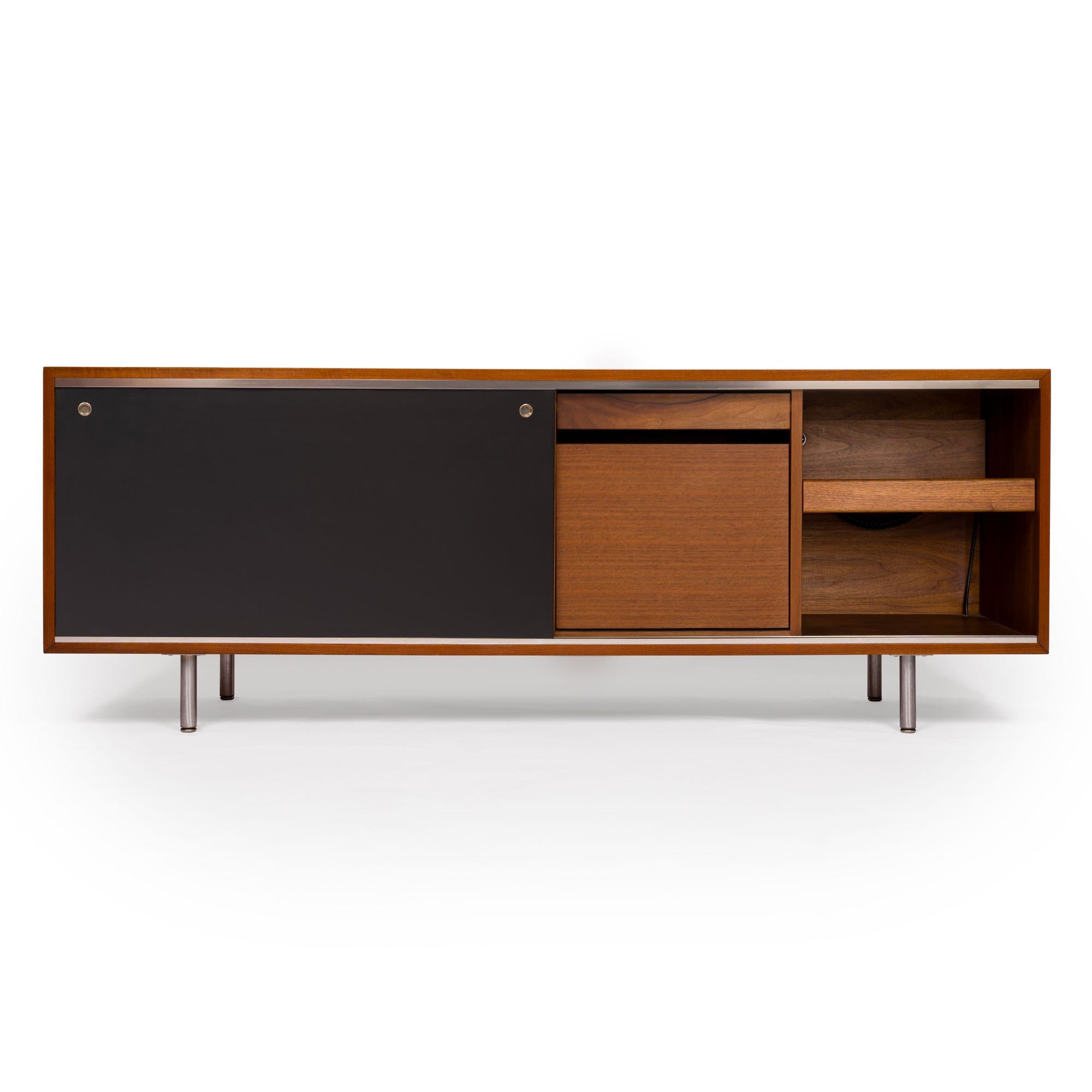 Credenza George Nelson 8000 Executive Series para Herman Miller en nogal Norteamericano en venta