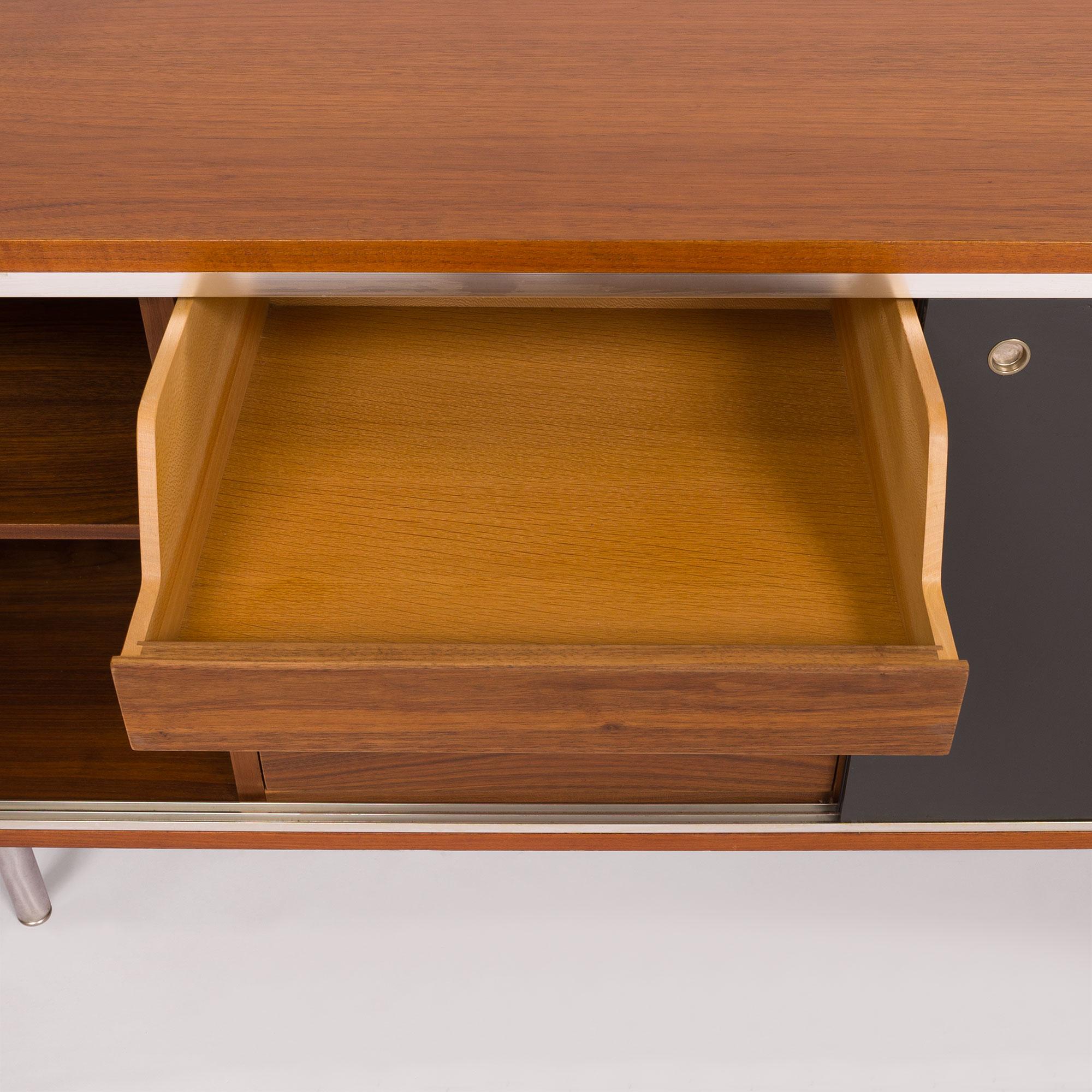 Credenza George Nelson 8000 Executive Series para Herman Miller en nogal siglo XX en venta