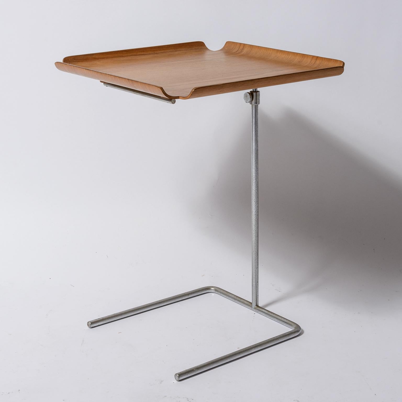 George Nelson Verstellbarer Tabletttisch Modell #4950
Ursprünglich 1949 unter Verwendung der im Zweiten Weltkrieg perfektionierten Bugholztechnologie entworfen
Elegant und nützlich
Original Saubere Oberfläche
Ein 2. passender Tisch ist verfügbar