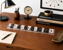 George Nelson & Associates, zugeschrieben: „Safety Numbers“ – Playboy-Lineal aus Lucite