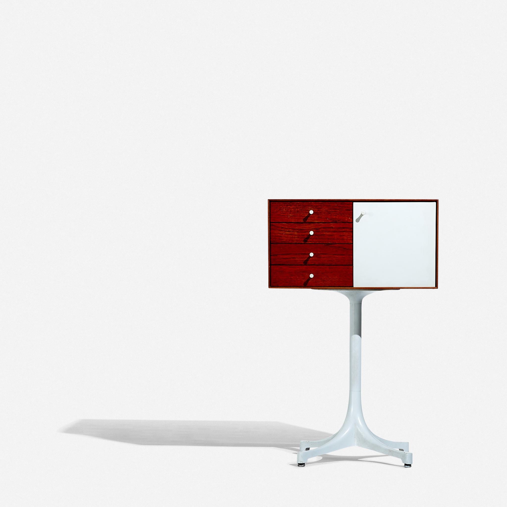 George Nelson & Partner
Miniaturschrank, Modell 5211
Herman Miller
USA, 1950er Jahre
Nussbaum, Palisander, emaillierter Stahl, Laminat, Porzellan
Maße: 20.25 B × 14 T × 32,25 H in

Der Schrank hat Gummifüße zum Aufstellen auf einer Oberfläche