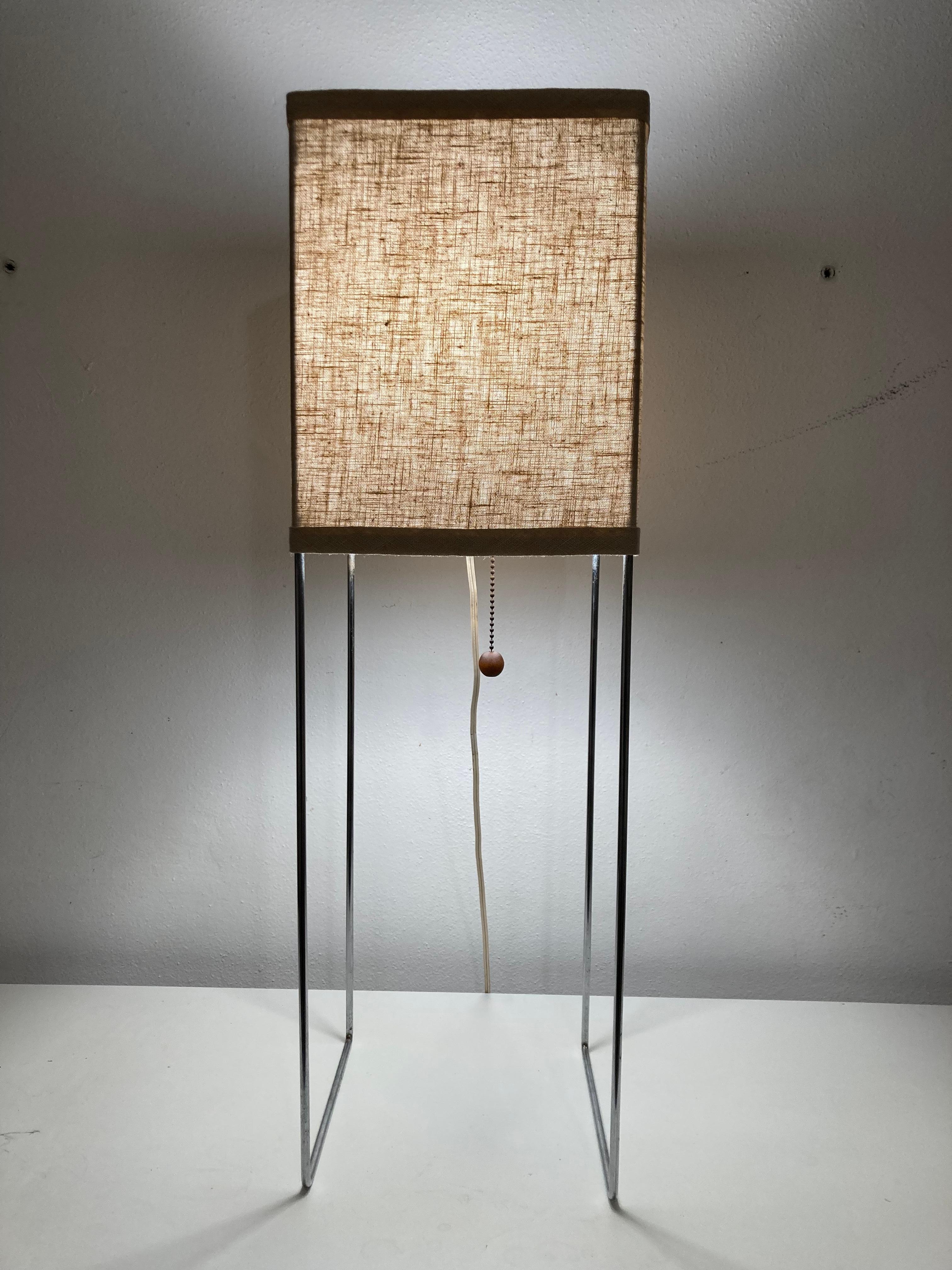 Lampe de table George Nelson & Associates Kite fabriquée par Howard Miller. 
L'abat-jour a été récemment remplacé. Le chrome n'a pas été nettoyé et présente une usure. Veuillez voir les photos.