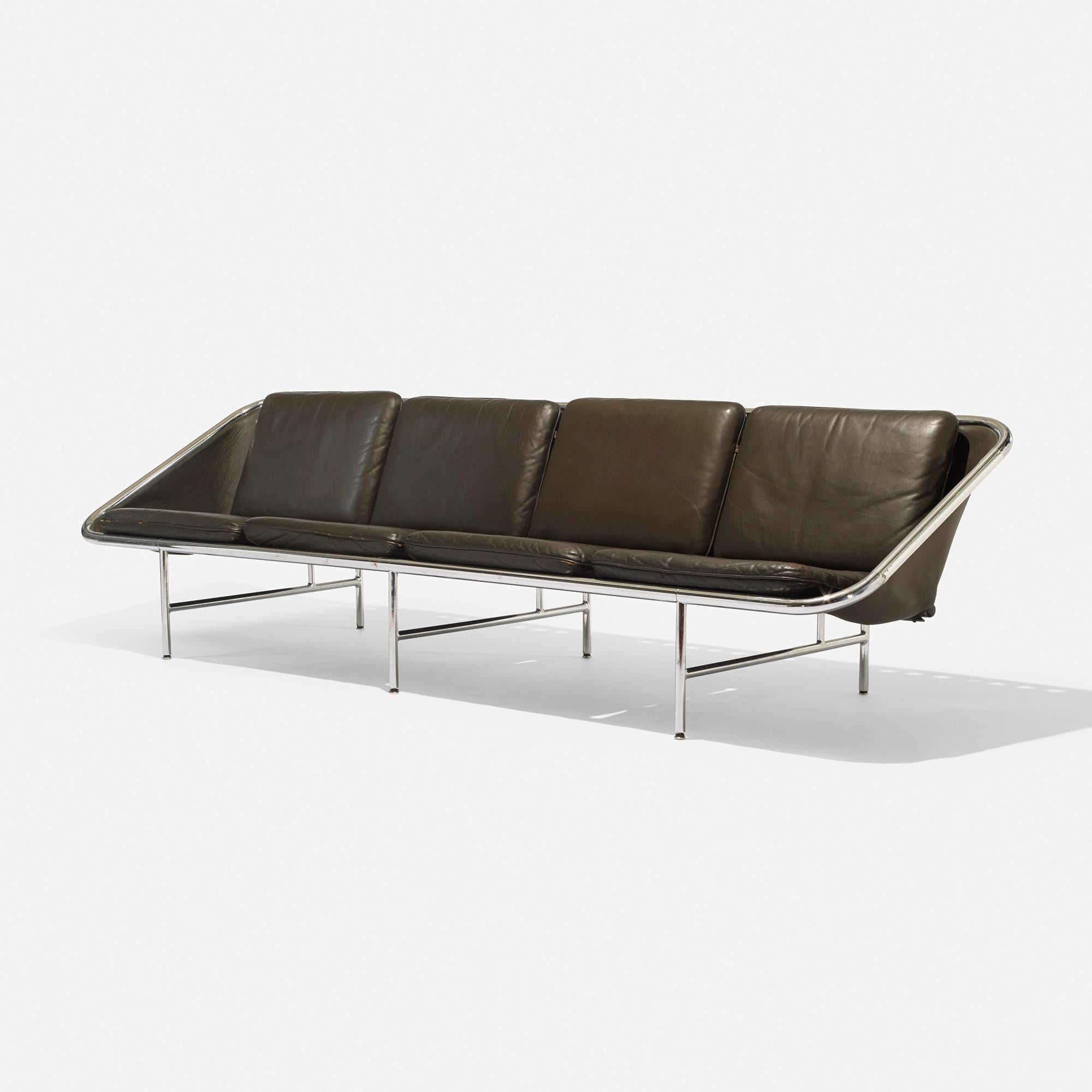 Hergestellt von: Herman Miller, USA, 1963

Material: Leder, verchromter Stahl, Gummi

Größe: 112 B × 32 T × 29 H in

Das luxuriöse Sling-Sofa Modell 6833 wurde in drei Größen hergestellt; dieses Exemplar ist das größte.
