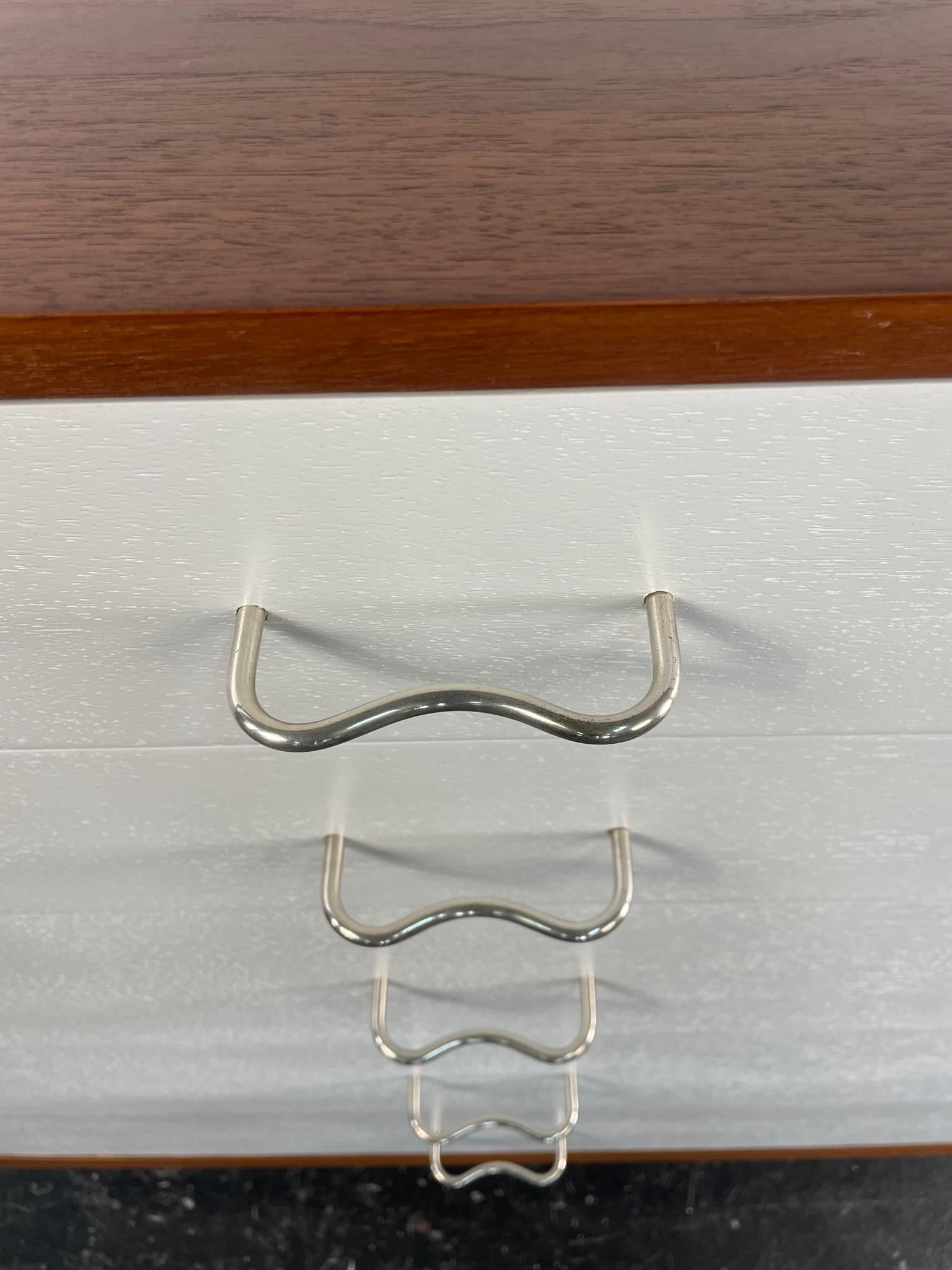 Mid-Century moderno Comò della serie Basic di George Nelson per Herman Miller in bianco e noce. in vendita