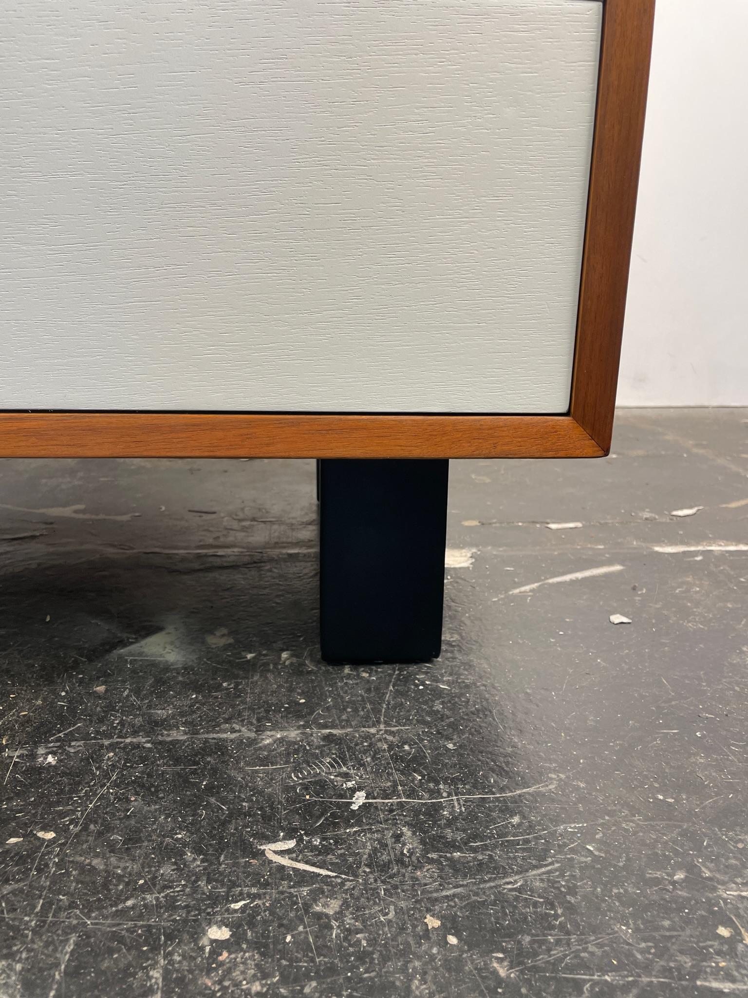 Americano Comò della serie Basic di George Nelson per Herman Miller in bianco e noce. in vendita