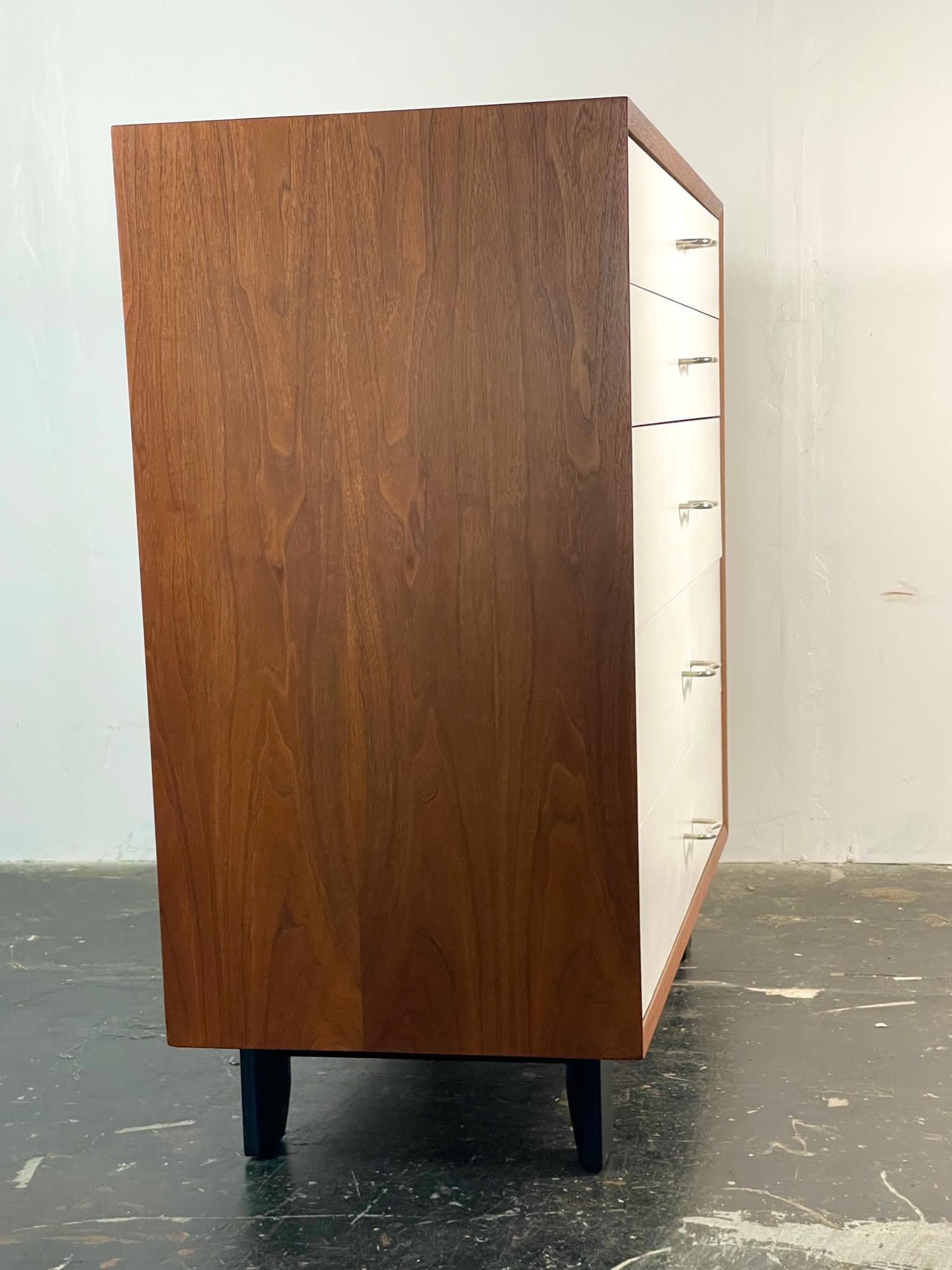 Comò della serie Basic di George Nelson per Herman Miller in bianco e noce. In condizioni buone in vendita a San Diego, CA