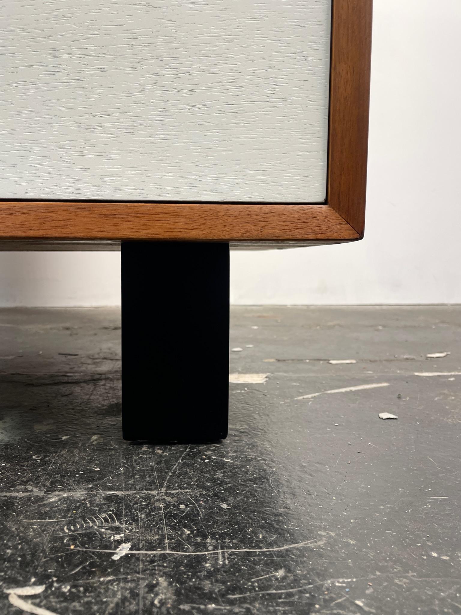 Metallo Comò della serie Basic di George Nelson per Herman Miller in bianco e noce. in vendita