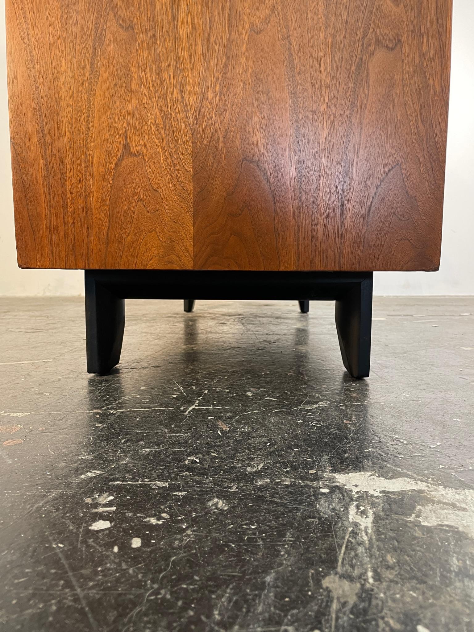 Comò della serie Basic di George Nelson per Herman Miller in bianco e noce. in vendita 1