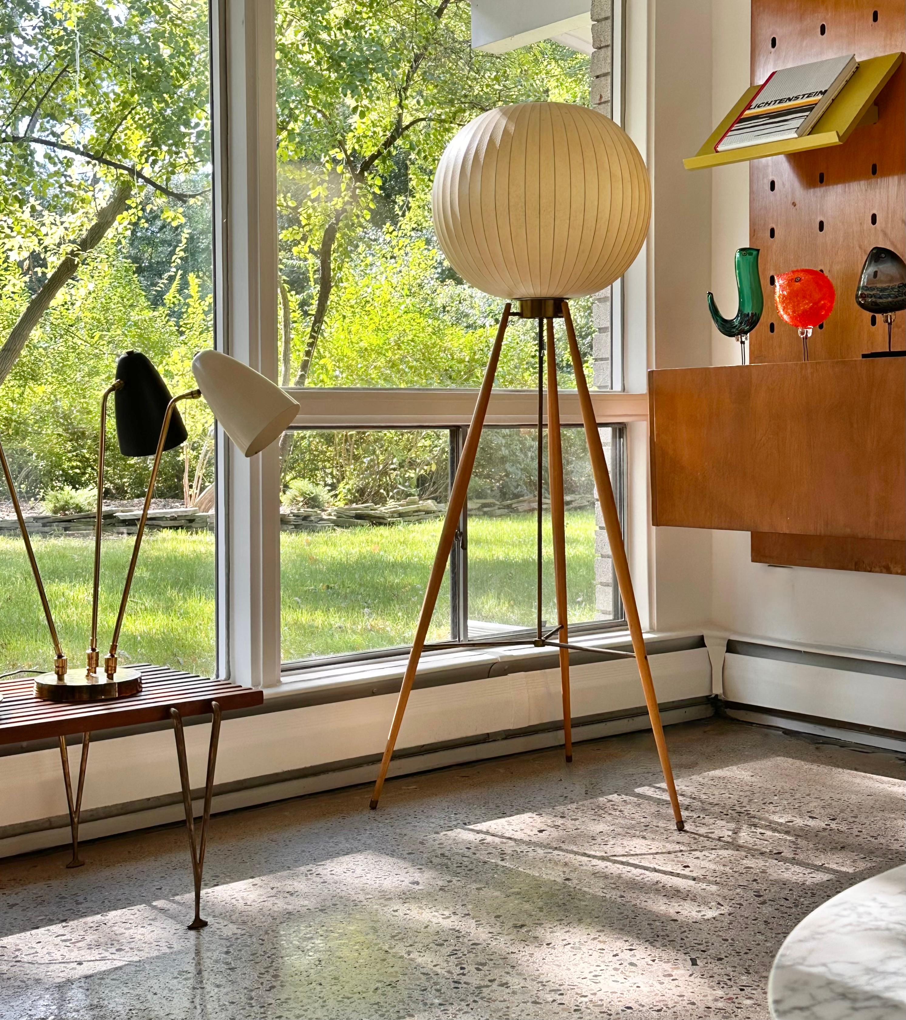 Rarissime lampadaire conçu par George Nelson & Associates
Proposé par Howard Miller vers 1952

Base tripode en bouleau naturel avec des ferrures en laiton brossé et un abat-jour rond à bulles dont l'étiquette est intacte.

Répertoriée comme