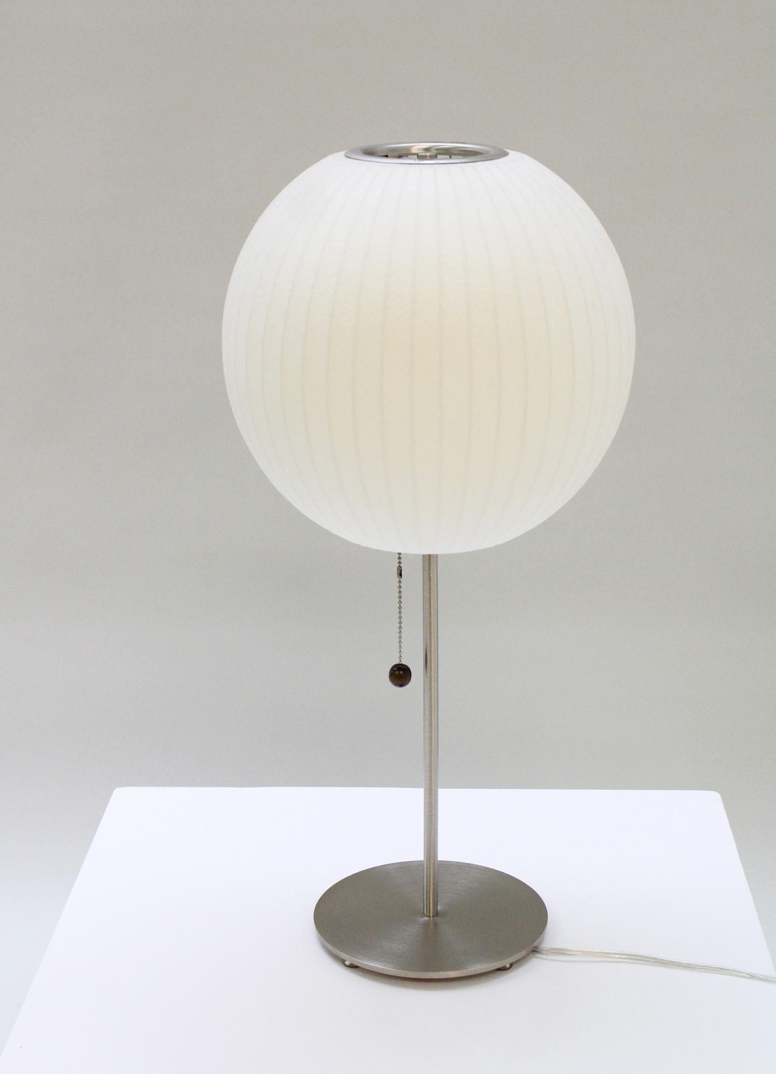 Bubble-Tischlampe, entworfen von George Nelson 1947-50, USA. Sockel aus poliertem Stahl und Schirm aus Metall und Vinyl. Dies ist eine Modernica-Ausgabe.