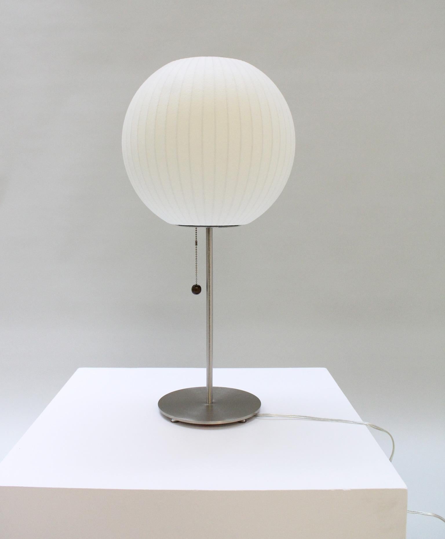 George Nelson Bubble-Tischlampe (Moderne der Mitte des Jahrhunderts) im Angebot