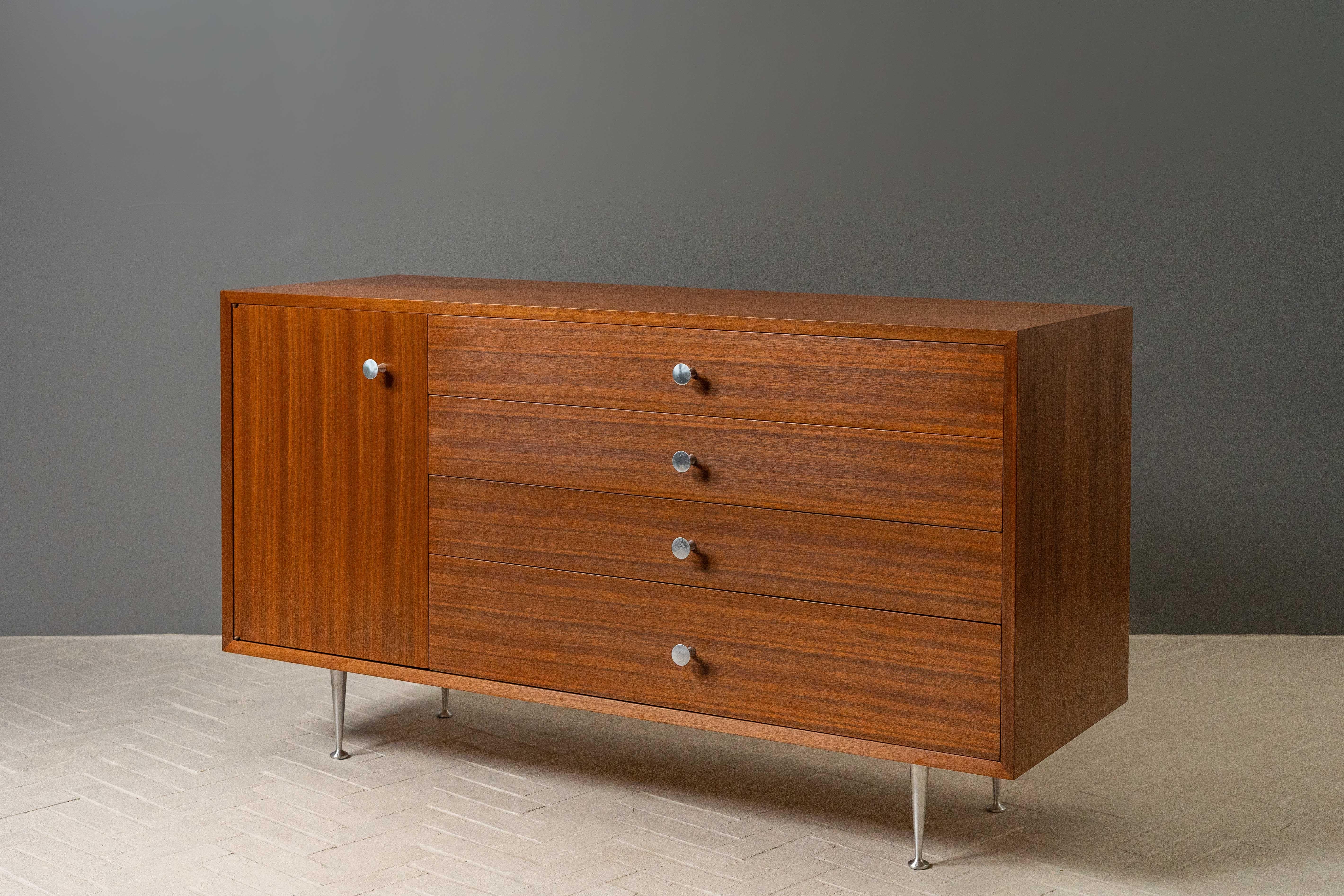 USA, circa anni '50. Uno splendido scrittoio o credenza di George Nelson per Herman Miller. È costruito in noce con quattro ampi cassetti e un armadietto con due ripiani regolabili. Rifinito con i caratteristici tiranti a clessidra in alluminio del