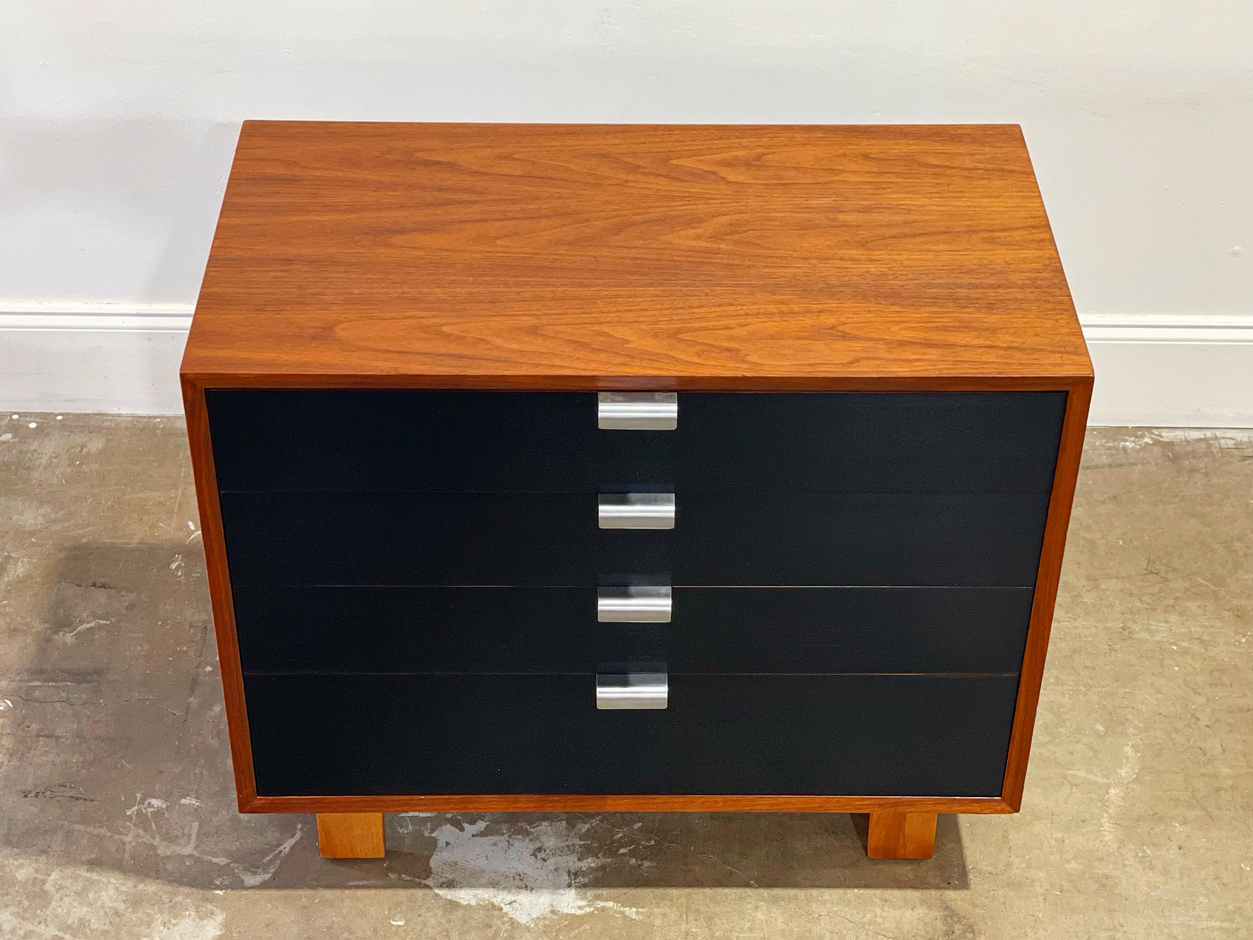 George Nelson for Herman Miller midcentury modern four drawer dresser chest, circa 1950s. Part of the Basic Cabinet series with Walnut wood case, ebonized black lacquered drawers, aluminum pulls and sculpted Primavera wood base legs.
Fully restored