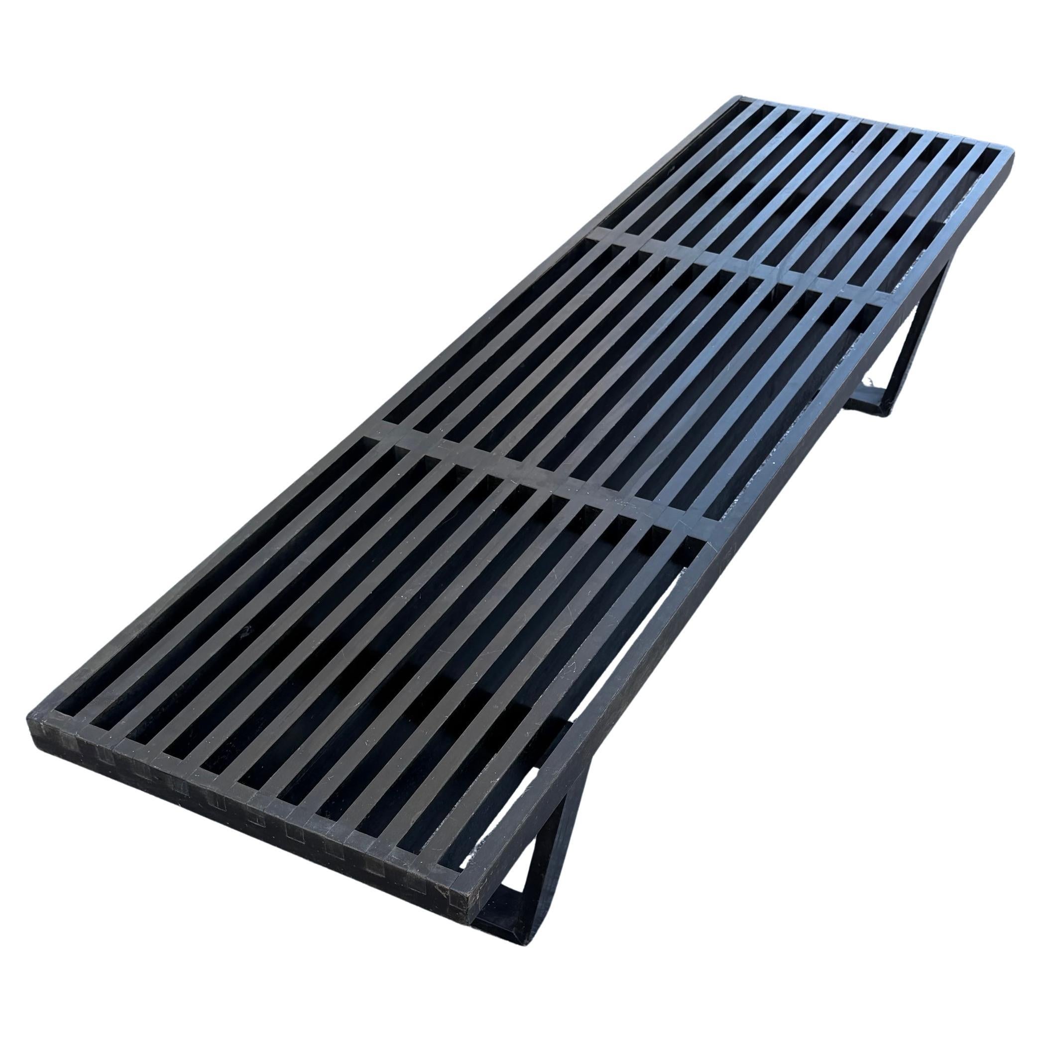 Un clásico y original banco de listones George Nelson para Herman Miller de la década de 1950. Acabado ebonizado original con cálida pátina. Se trata de un banco original difícil de encontrar, que conserva su etiqueta de aluminio. La longitud es de