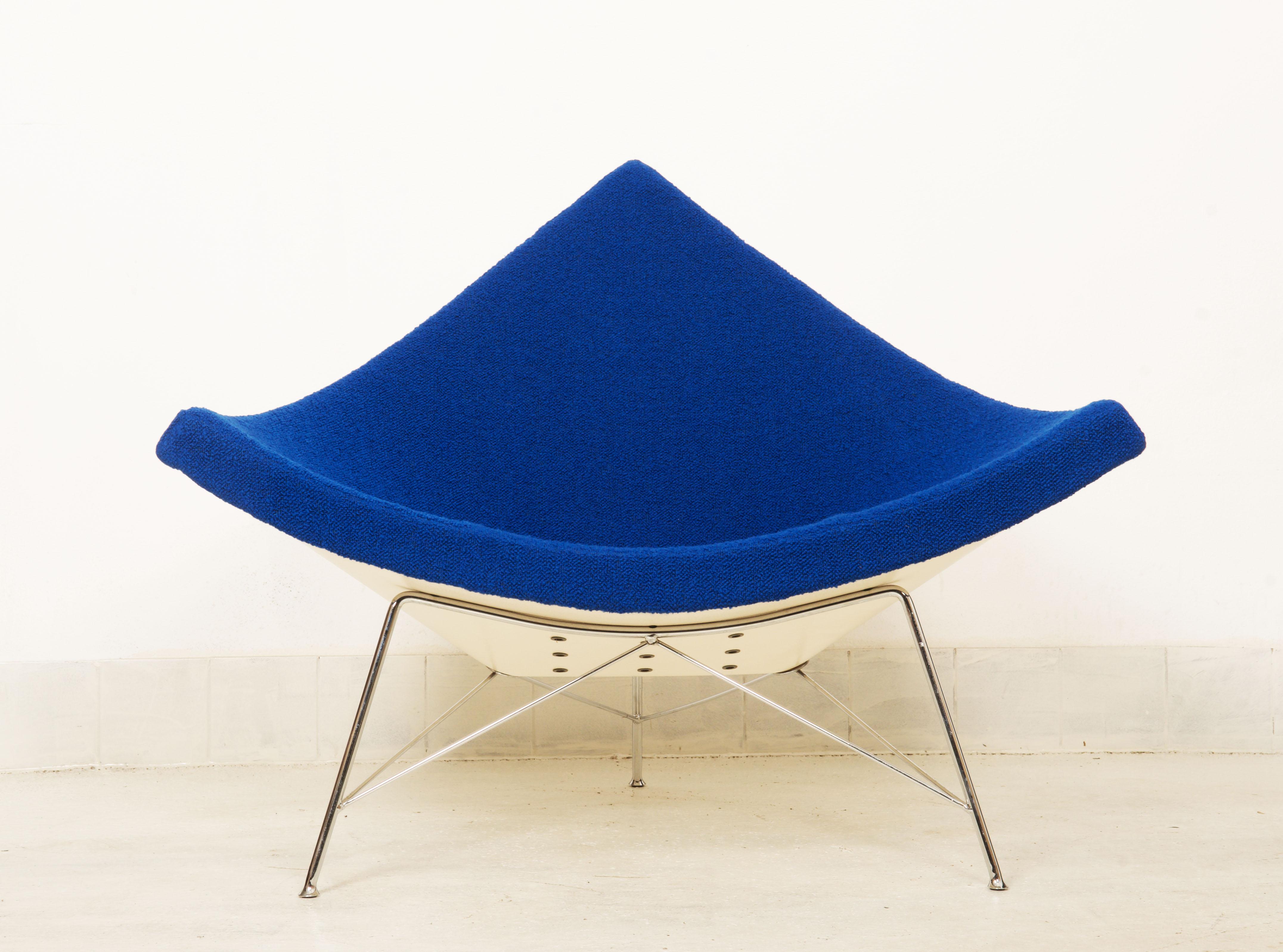 Ce fauteuil a été conçu par George Nelson pour Vitra en 1955.
La chaise coco est une icône du design des années 1950 et reste culte aujourd'hui. 
Avec des formes claires et des matériaux réduits, la chaise coco est composée d'une coque d'assise en