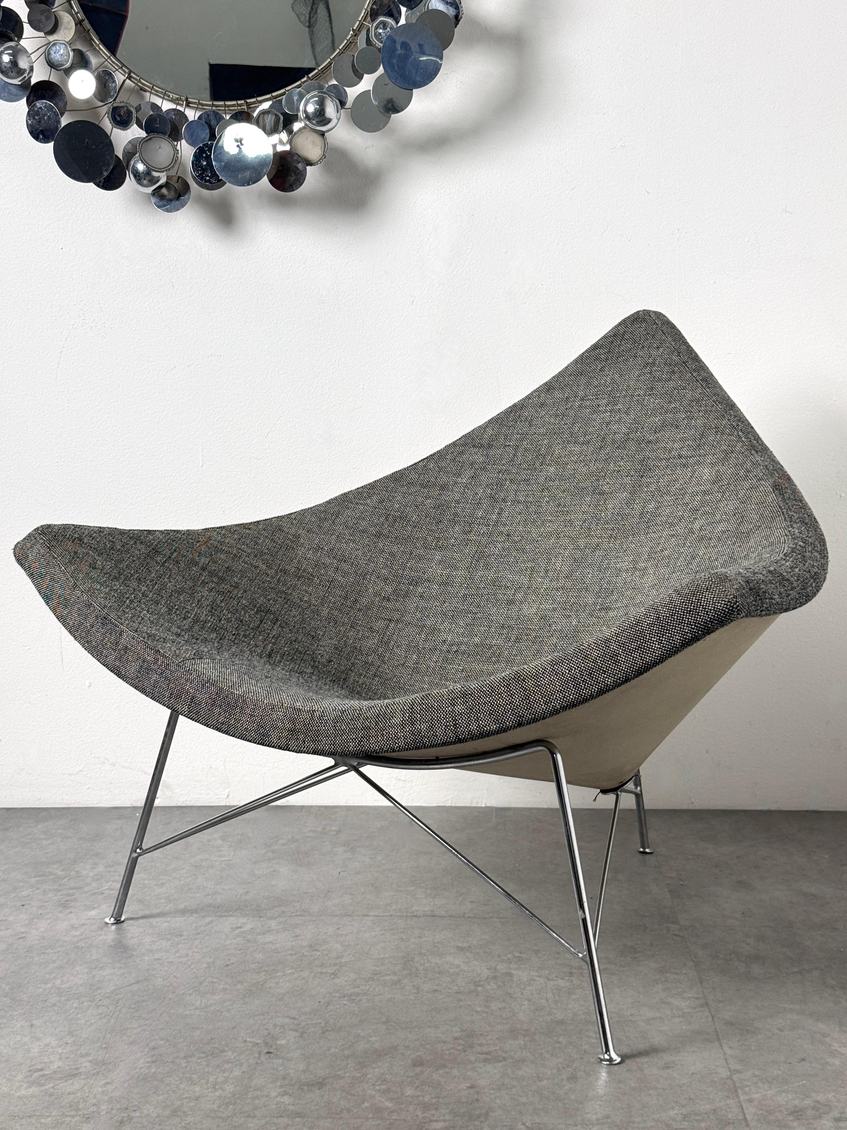 Rara sedia da salotto Coconut in prima edizione disegnata da George Nelson e Associati
Herman Miller circa 1955-1956

L'esemplare di prima produzione è caratterizzato da un guscio triangolare in acciaio e da una base a treppiede in alluminio fuso.