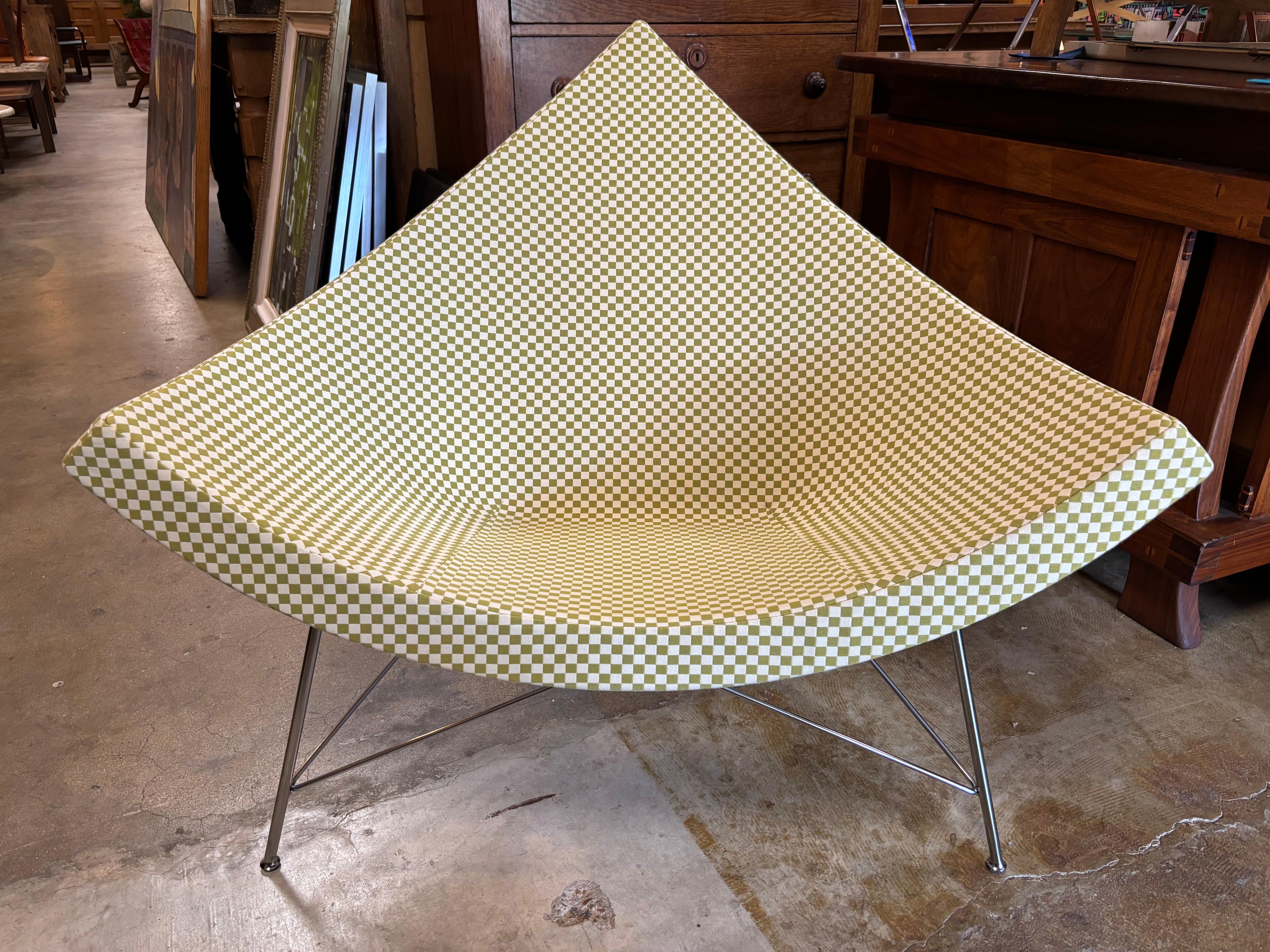 Modèle plus récent de la chaise longue Coconut de George Nelson pour Herman Miller, avec un motif à carreaux vert clair, tissu Maharam par Alexander Girard. Cette chaise est plus récente et date d'environ 2022. Cette chaise ne présente aucun