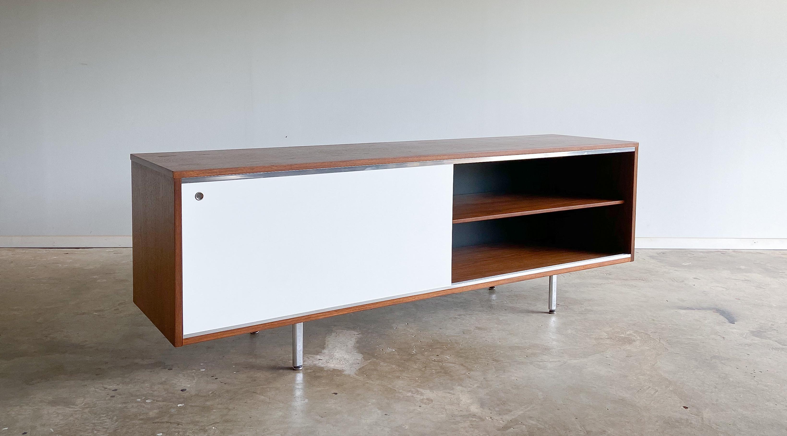American George Nelson Credenza for Herman Miller, Walnut and White Lacquer, 1960s For Sale
