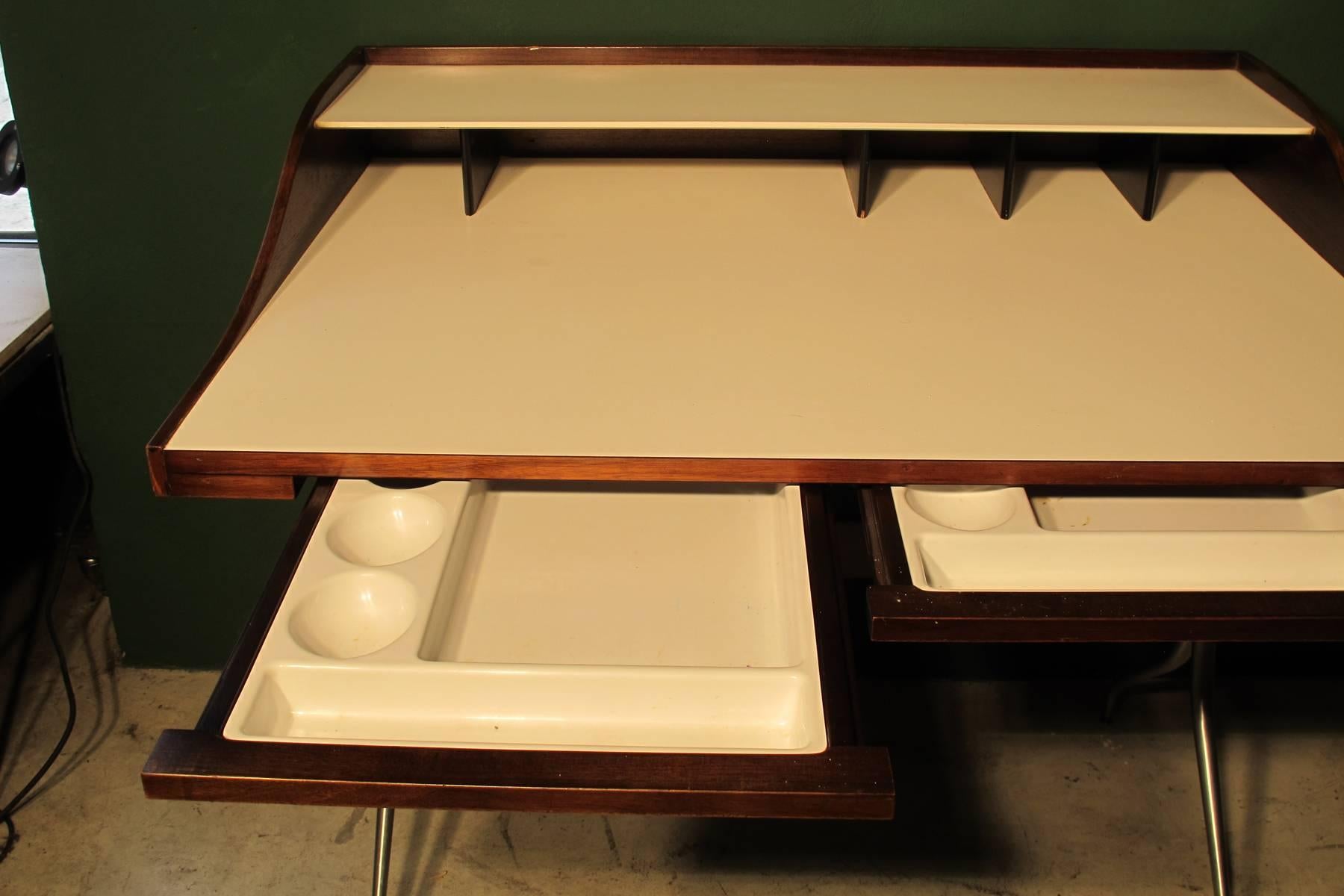 The home desk designed by George Nelson and produced by Herman Miller, an object that has become an icon of design and modernity, especially if you think it was designed in 1958. Its sinuous, elegant and finely crafted base, the its witty form makes