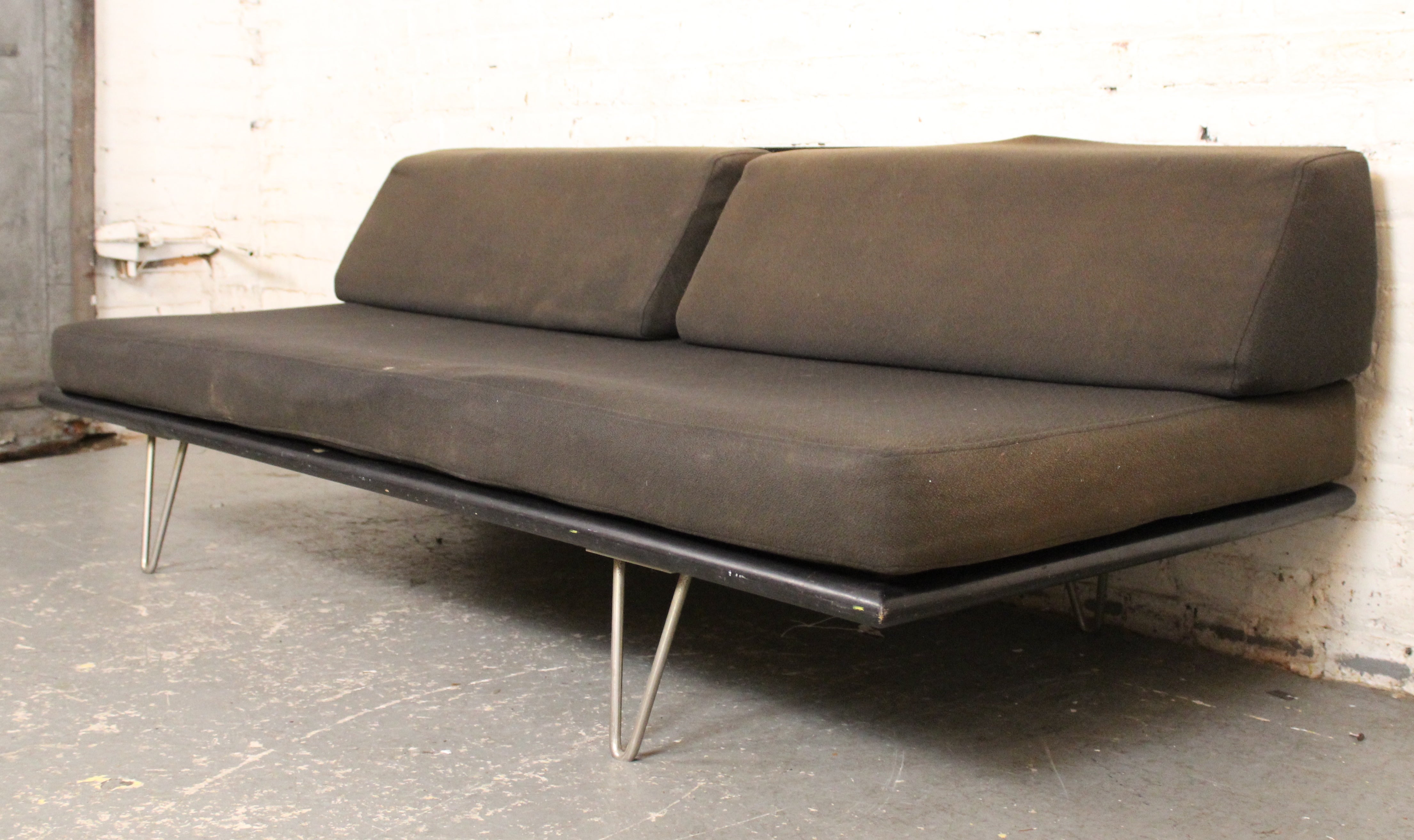 Cama de día de mediados de siglo diseñada por George Nelson para la colección 