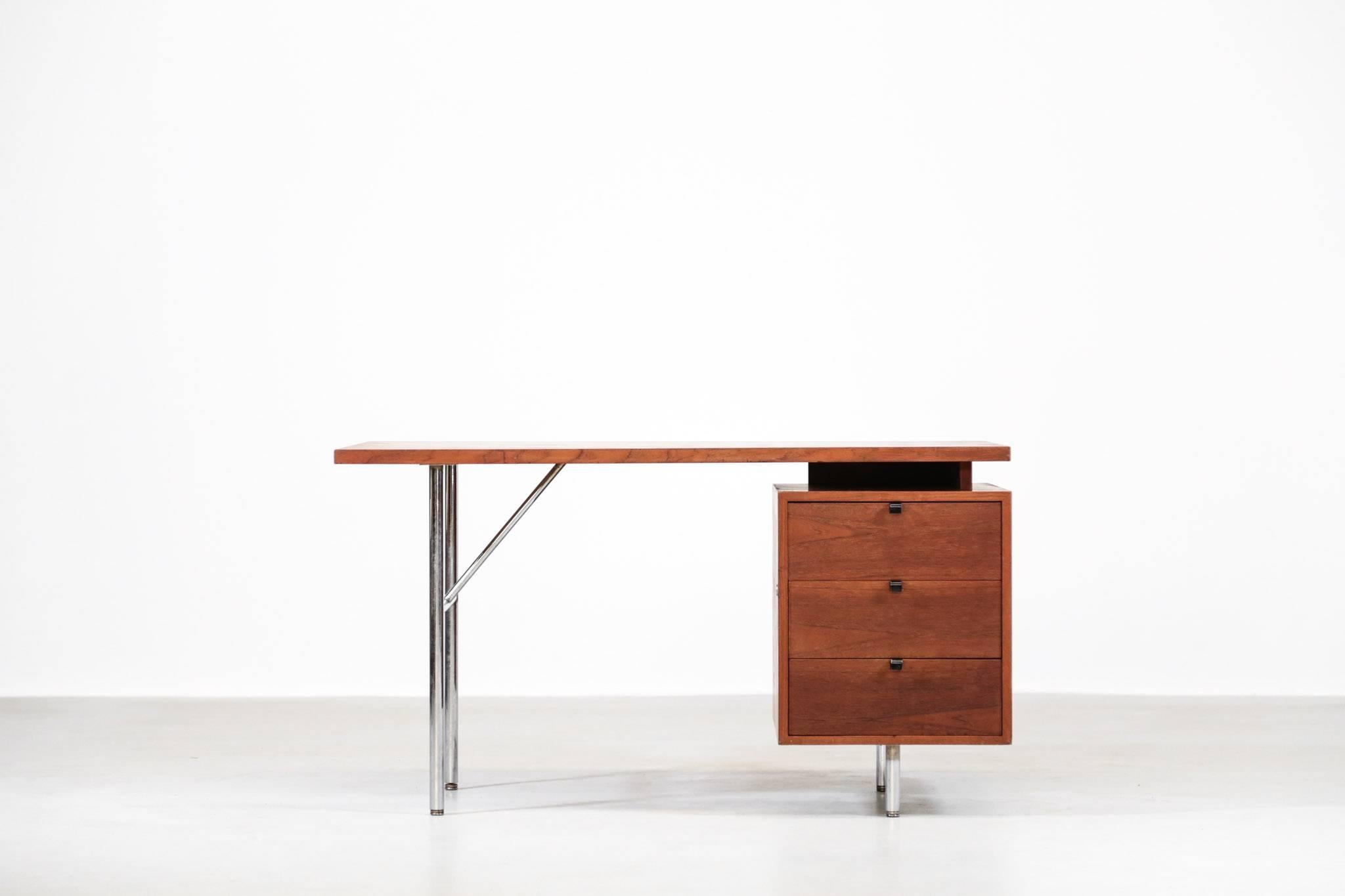 Really nice desk by George Nelson for Herman Miller.
Made of steel and walnut.
Great patina.