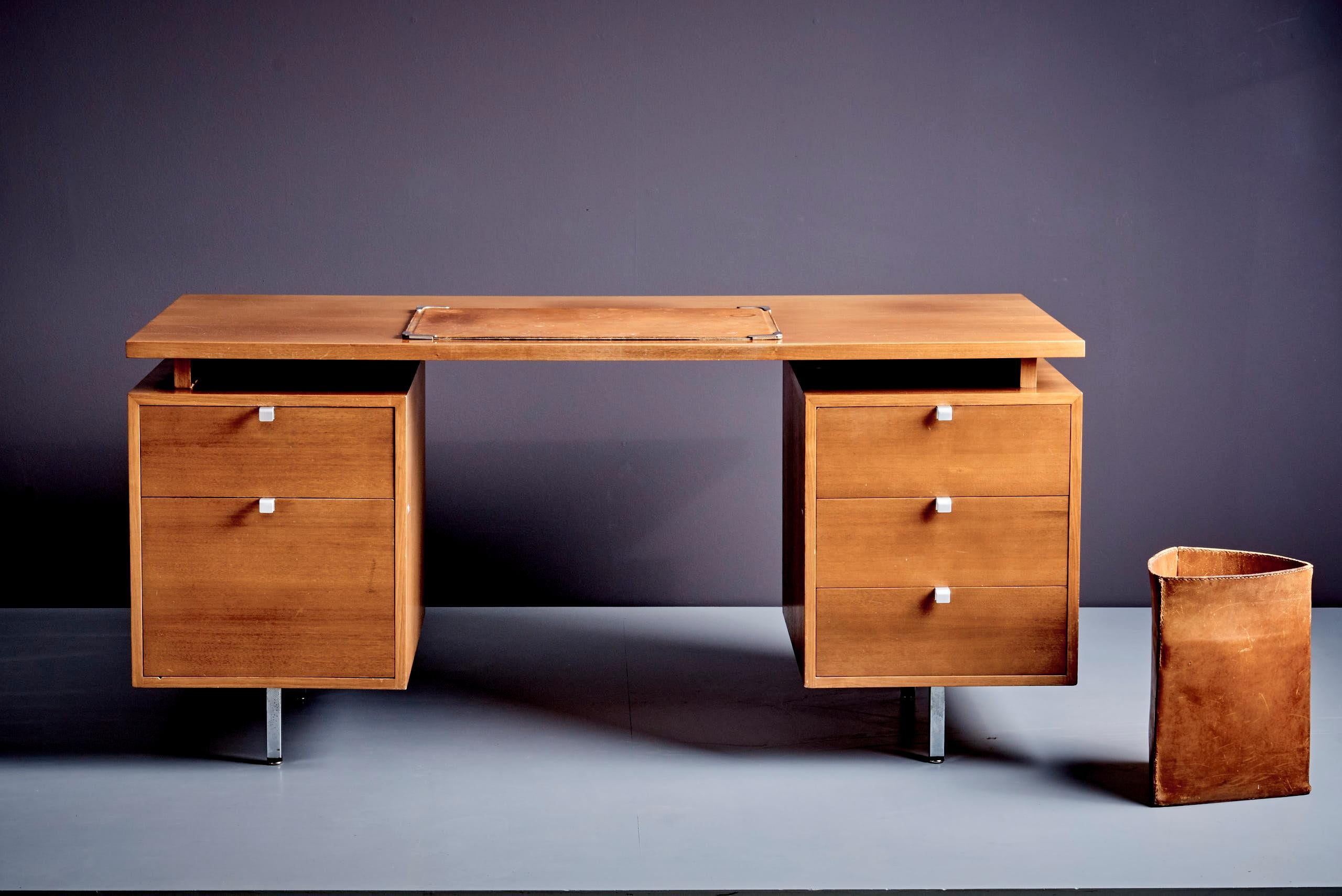 George Nelson Desk for Herman Miller, 1960s
The Top has a very floating appearance.