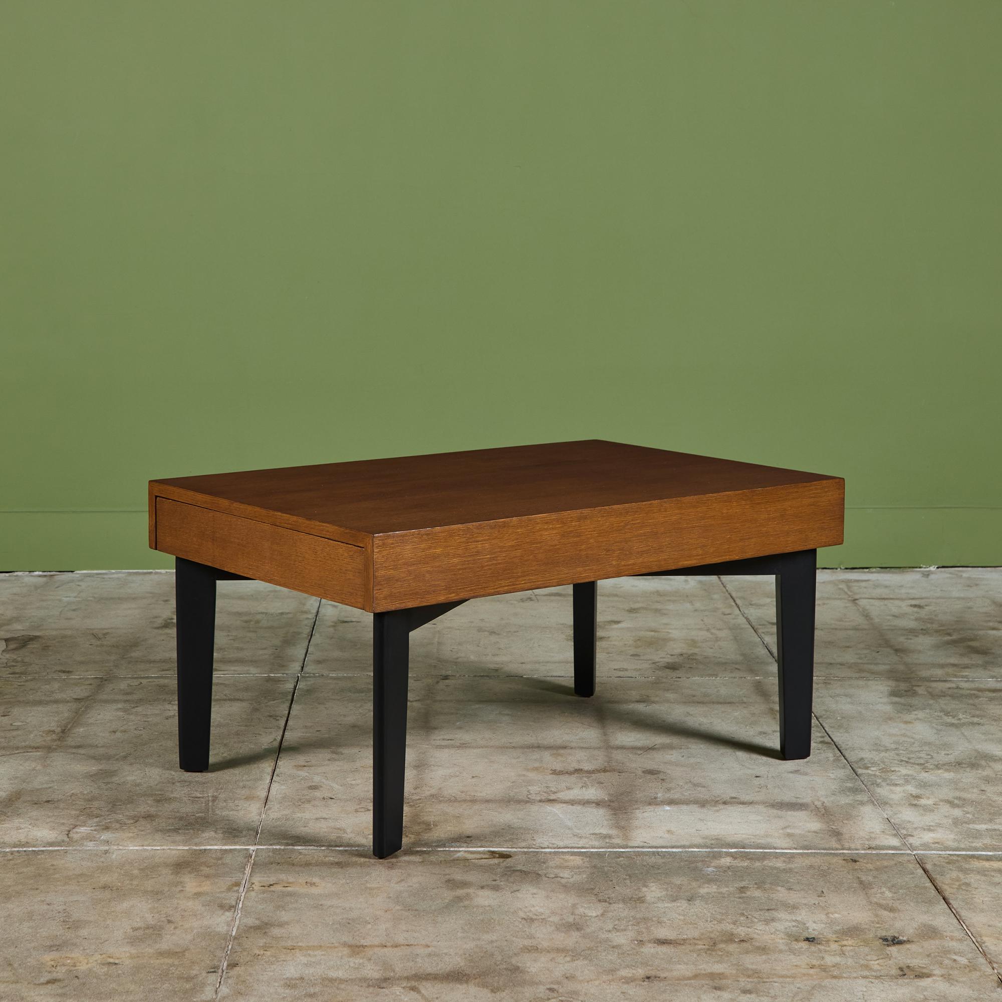 Table basse extensible de George Nelson pour Herman Miller, c.1950s, USA. Cette table unique se caractérise par un plateau en érable teinté et quatre pieds ébonisés. Les deux côtés les plus courts de la table se déploient pour offrir plus d'espace