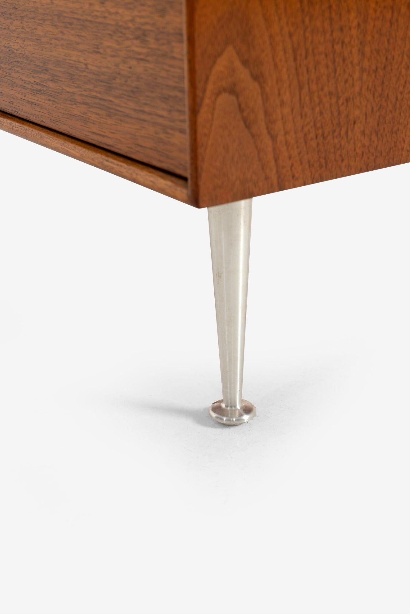 George Nelson for Herman Miller 4-Drawer Thin Edge Cabinet with Rare Pulls (Armoire à 4 tiroirs à bord fin et à poignées rares) 4