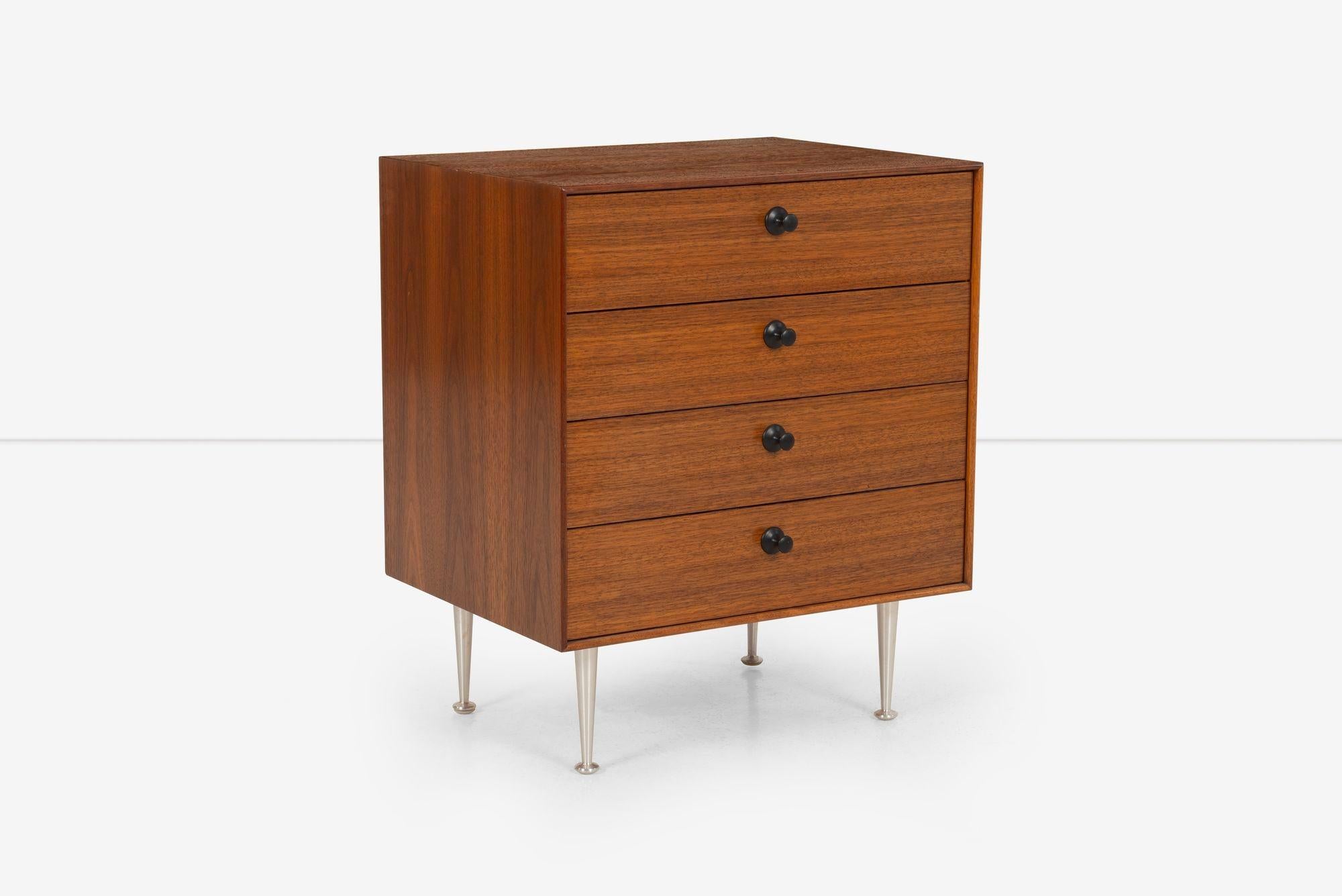 Mid-Century Modern George Nelson for Herman Miller 4-Drawer Thin Edge Cabinet with Rare Pulls (Armoire à 4 tiroirs à bord fin et à poignées rares)