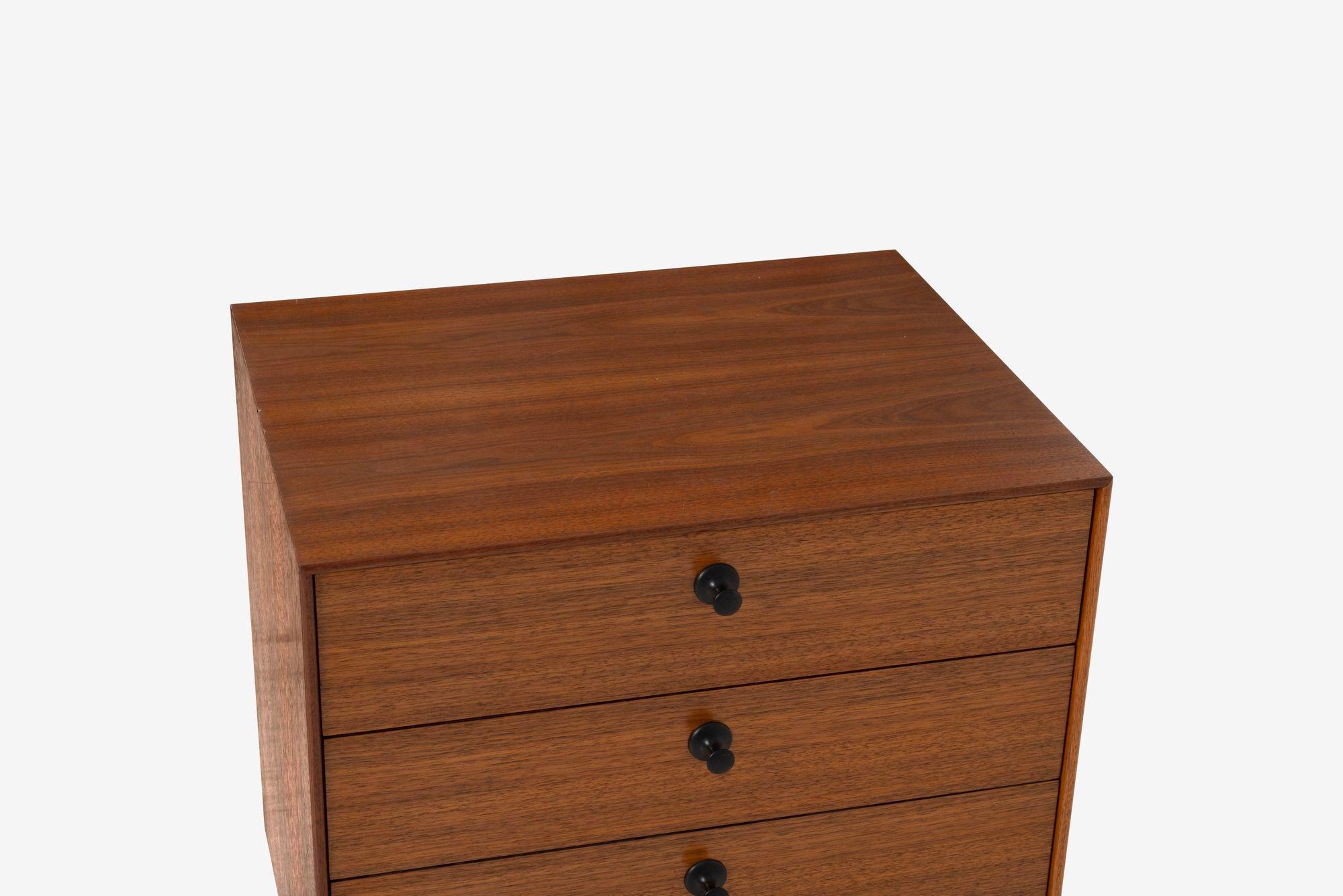 Milieu du XXe siècle George Nelson for Herman Miller 4-Drawer Thin Edge Cabinet with Rare Pulls (Armoire à 4 tiroirs à bord fin et à poignées rares)