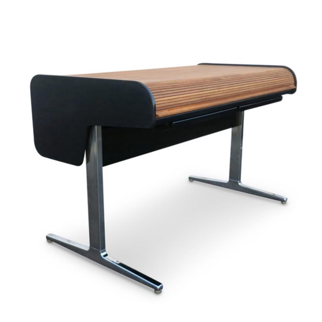 Atemberaubender Vintage Roll Top Schreibtisch von George Nelson für Herman Miller. Dieser 1965 entworfene Zeichentisch gehört zu den 1970er-Jahren-Produktionen des kultigen Möbelherstellers.

Das Möbelstück hat einen Rollladen aus Walnussholz und