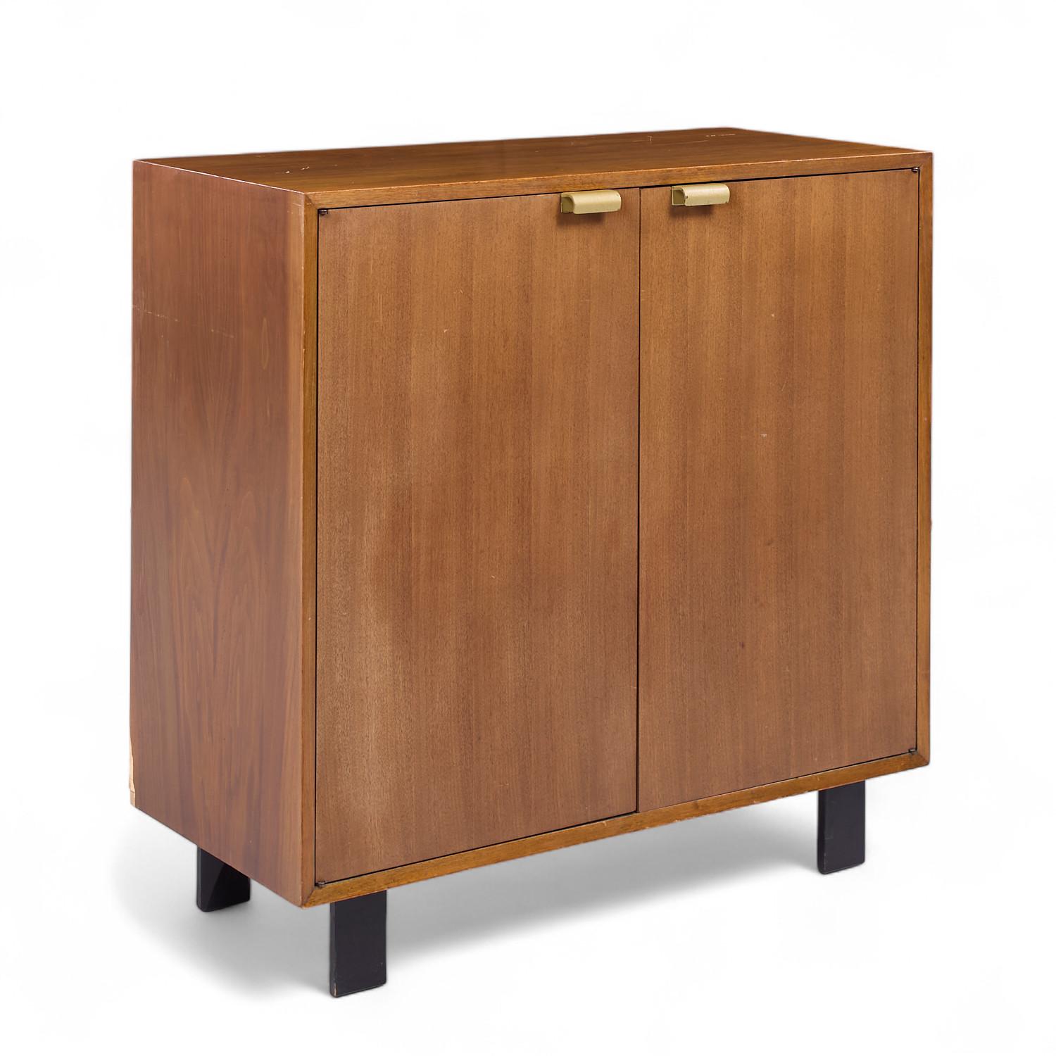 XX secolo George Nelson per Herman Miller Serie Basic Armadio a due ante in noce - Coppia in vendita